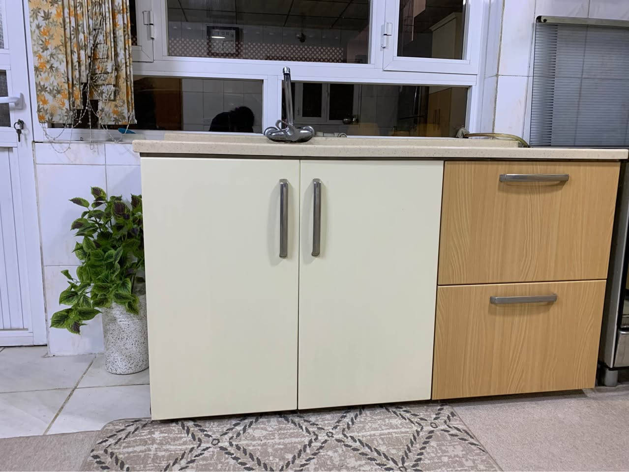 سڵاو ئەو کاوەنتەرە دار mdf بۆ فرۆشتن دەستی دوو زۆر نوێ مایە زۆر خاوێن ئەسڵی مەحکەم مۆدێرن کوالێتی باش

قیاسات ٢ مەتر و نیو کاوەنتەر بە ١ مەتر و نیو مەخسەل

نرخی پێشتر کڕین بە نوێی ١٦ وەرەقە 

 نرخی ئێستا و کۆتایی ٩٠٠ هەزار 700$ قفڵ

بۆ زانیاری و پرسیار نامە بنێرە

 شوێن هەولێر

سلام عليكم هالمجموعة من خزانات المطبخ مع الكاونتر خشب mdf + الحوض - للبيع، جديدة تقريباً وحالتها ممتازة، الجودة عالية ومودرن.

المقاسات: ٢.٥ متر كاونتر × ١.٥ متر مغسلة 

الوصف:
✔ مواد قوية ومتينة
✔ تصميم نظيف وعصري يناسب أي مطبخ
✔ تخزين واسع (خزانات علوية وسفلية)
✔ حالة ممتازة، بدون أي ضرر كبير

اشتريت جديد بسعر عالي، والحين للبيع بسعر عادل.
ممتاز لتحديث مطبخك أو تجهيز بيت جديد.

السعر النهائي: ٩٠٠ ألف دينار 700$ 
الموقع: هولير / أربيل

للاستفسار أو الشراء:إرسال رسائل خاصة عبر مسنجر
 

Modern Kitchen Wood MDF Cabinet Set with Countertop + Sink | Excellent Condition | 2.5m by 1.5m 

⸻

Description:

High-quality kitchen wood mdf cabinet set with countertop and built-in sink, in excellent condition.

✔ Size: 2.5m x 1.5m
✔ Strong, durable materials
✔ Clean, modern design (matches any kitchen)
✔ Spacious storage (upper + lower cabinets)
✔ Very well maintained, no major damage

Originally purchased at a high price — selling at a fair value.

Perfect for upgrading your kitchen or new home setup.

Only selling due to moving.

Price is already set based on condition and quality. Serious buyers only.

Price 700$ 900 000 IQD 

Please contact via messenger 
Thank you 

Location Erbil Hawler أربيل, العراق


**إذا كنت صاحب هذا الإعلان وتريد حذفه لأي سبب، رجاءا أرسل رسالة إلى الدعم الفني**