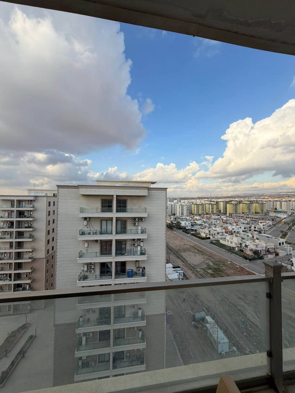 شقه للبيع بسعر مناسب 
مجمع باك لاند على طريق كويه 
خلف مدينة العاب ماجدي لاند
3غرف نوم 
160متر 
موثث كامل *********** اندريه أربيل, العراق
