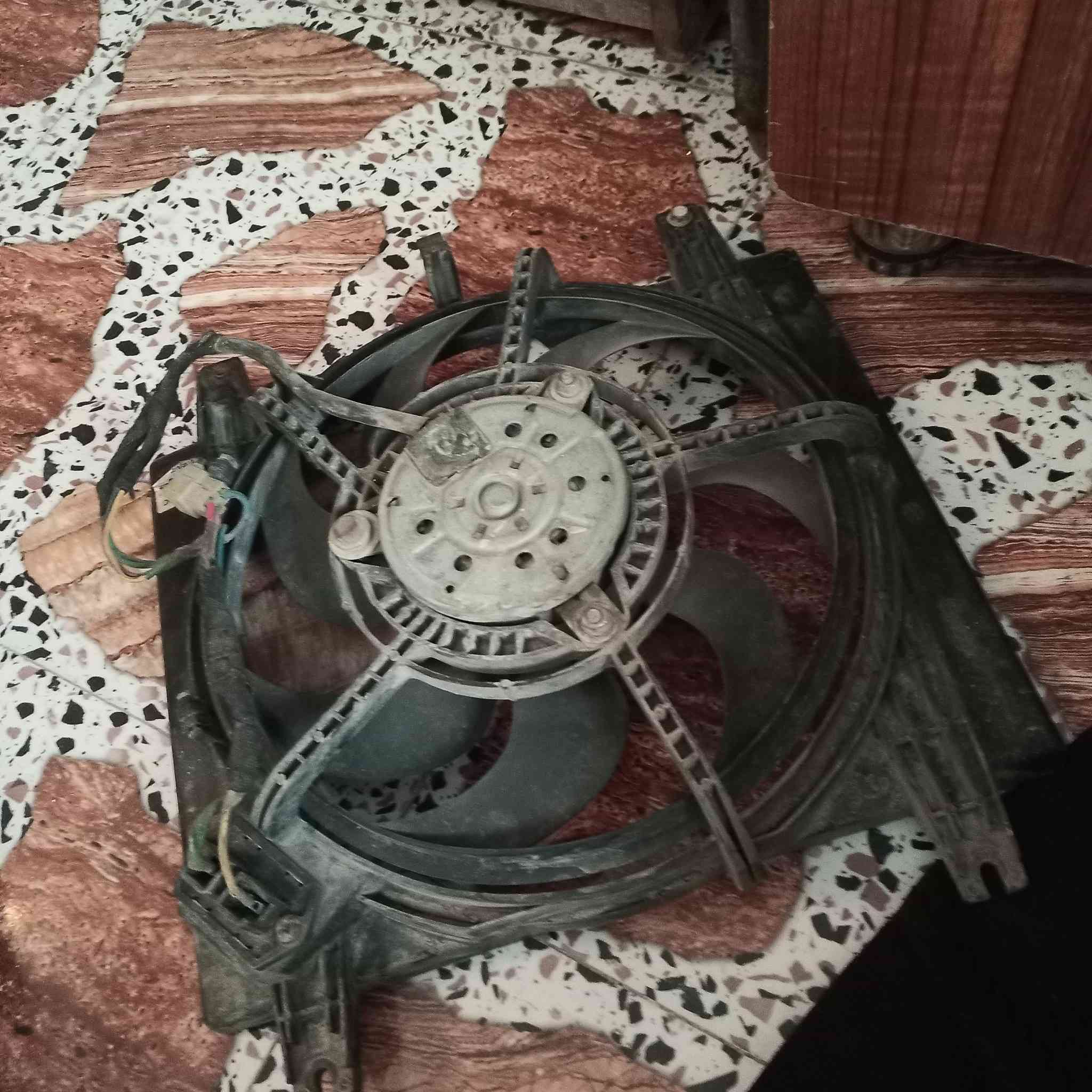 السلام عليكم بك لايتات نظيفة جدا مع مروحة سيارة شغالة كلهن ب ٢٥ الف مكاني بغداد تقاطع درويش هاتف***********
