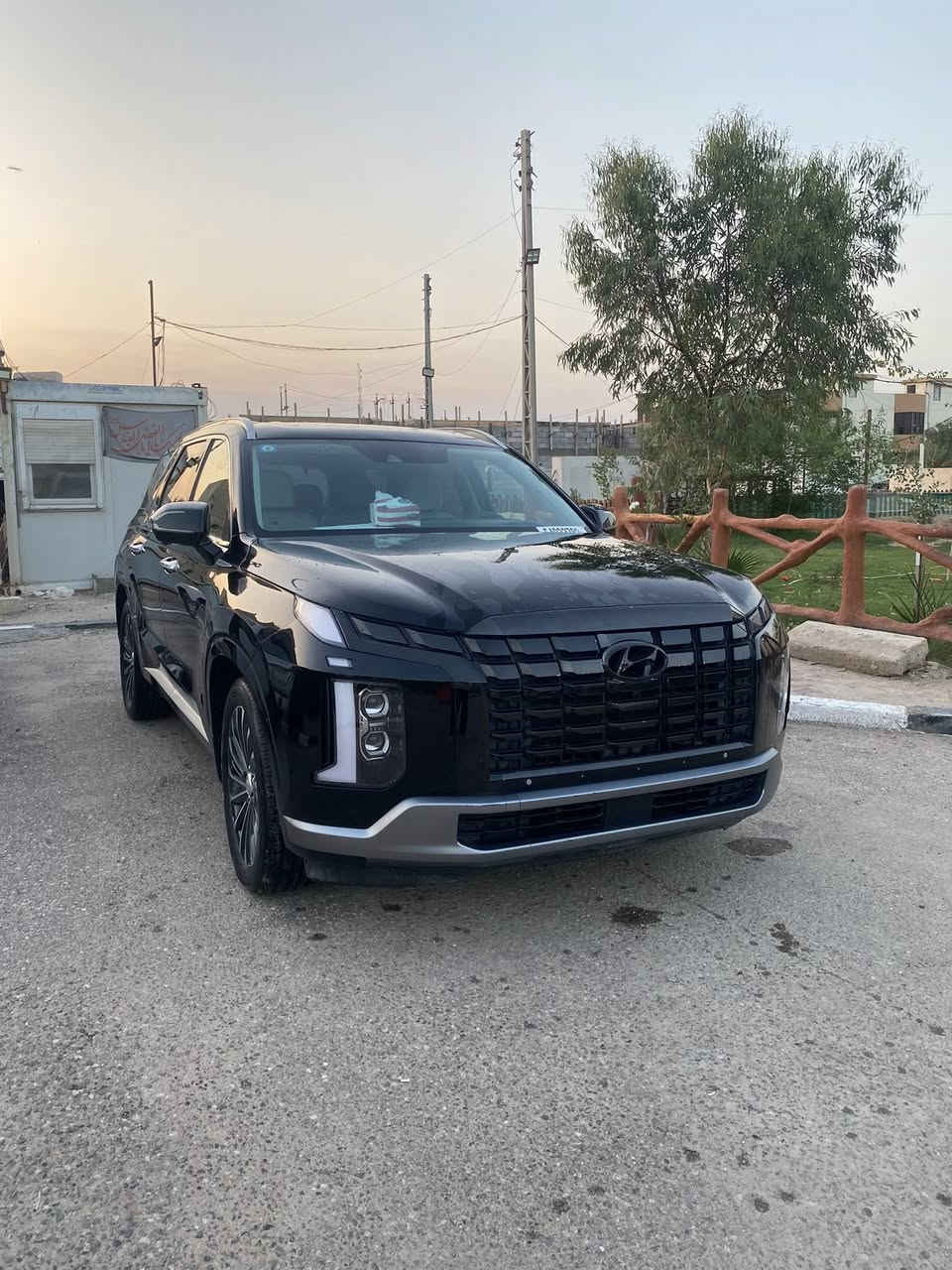 هونداي باليسايد 2021 شكل 2023فول 1/1 :ـ
1 - اللون /اسود  
2 - العداد 50 الف كيلو وليس ميل
3 - الرقم / بصرة خصوصي الرقم الجديد  
5- المحرك   v6    3.8 
6- بصمة تشغيل + بصمة ابواب 
8-  فتحة سقف عدد 2 (بانوراما)
9- سماعات هارمن كاردن عدد 16
10- رادار امامي عدد 3 
رادار خلفي عدد 2 
11- حساسات امامي عدد 4  
حساسات خلفي عدد 4
12-  كامرات عدد 5  360 درجة 
13- كشنات امامي خزن ميموري 
14-  جميع كشنات كهربائي تدفئة وتبريد
15- كشنات جلد  
17- بردات جانبية
18- تبريد مركزي امامي + خلفي منفصل التحكم
19-تحكم ستيرن + شفتات
20- تدفئة ستيرن 
21- مرايا هيتر + تعتيم 
22- صندوق كهربائي شفط + اربع وضعيات فتح صندوق
23 - وضعيات قيادة (4)
24- ويل كب حجم  20 
25- اوتو هولد + نقطة عمياء 
26- سايد بريك بصمة + مثبت سرعة
27- شحن لاسلكي 
28 - إشارات بالمرايا  + إشارات جانبيه
29 - اوتو بريك 
30 - تحديد مسار
31 -شاشة ديجتال كبيرة
32 -تشغيل عن بعد
 34 -
35 - نظام مانع انزلاق 
36 - نظام نزول منحدرات 
37 -كشنات Vip منفصل 
38- جميع ايرباكات سليمه 100/100

هواي مواصفات بالسياره مامذكورة الضربة مالتها خفيفه كلش مجرد طعجة مو حادث قوي ومبدل القطعه ، السيارة لمتد كالكرافي اعلى فئة بالبليسايد, السنويه باسمي تحويل ثاني يوم سنوية جديده 2030  عنواني البصرة 
للاستفسار ***********
