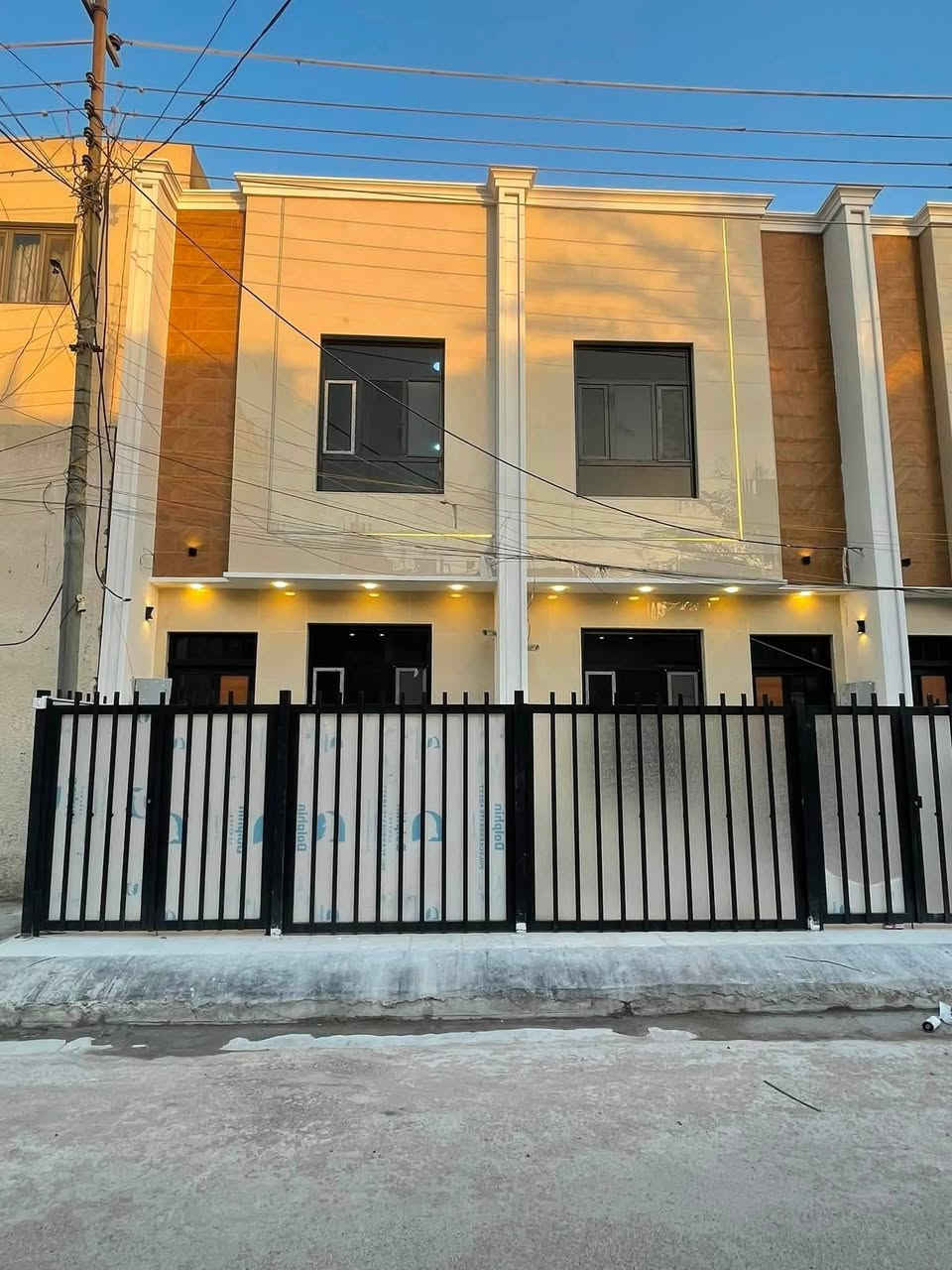دار 50 متر للبيع
يحتوي  على ثلاث غرف نوم 
منور مطبخ وخدمات عدد 2
صاله ومطبخ وخدمات ومنور 
منطقة الظباط الشهداء شارع المضخة 
للاستفسار ☎️ *********** اتصال أو واتساب مكتب حمورابي لوساطة العقار.
