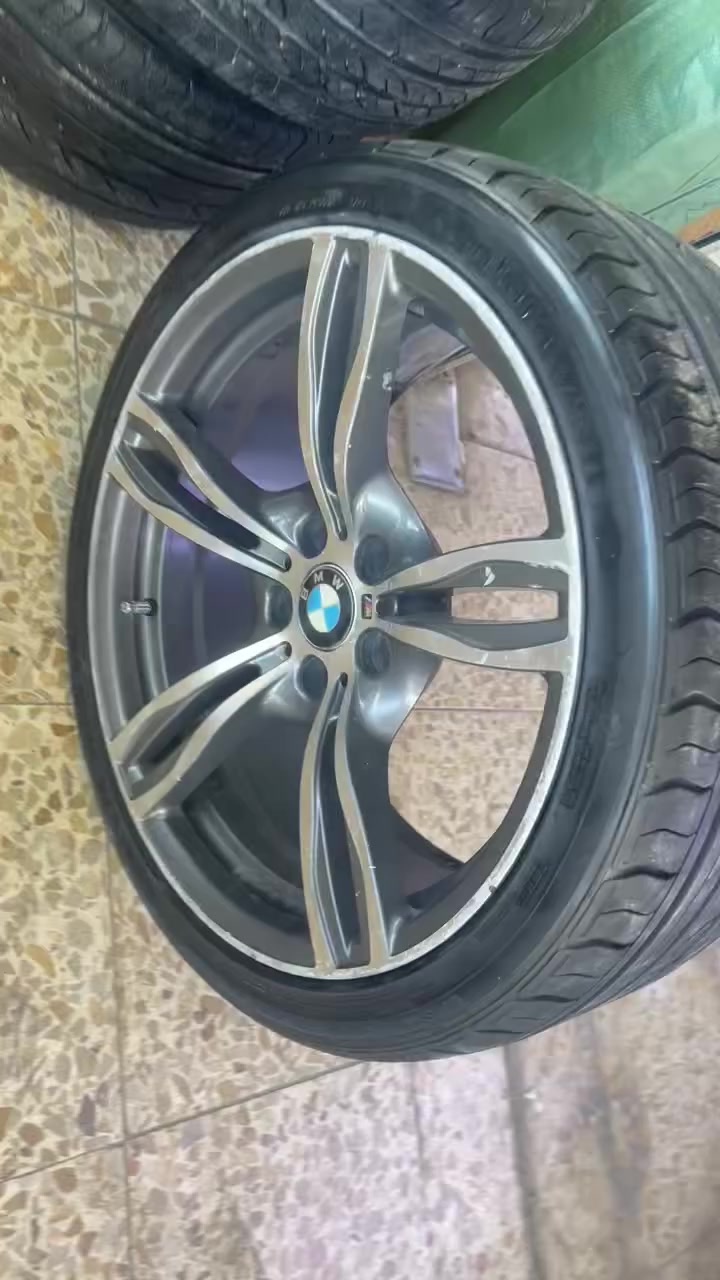 السلام عليكم شباب ويل ام رخيص ب 350 الف 
ويل ام اصلي توسايز 
الامامي 245/40/20
الخلفي 275/35/20
الخلفي بي فطور ومصلح والامامي كلشي مابي نظيف كلش 
ابيع واقع حال بسعر 350 الف 
*********** 
بغداد مجمع مشن
