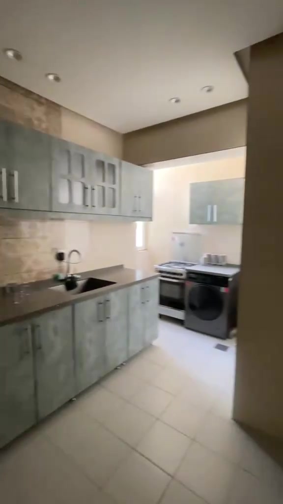 السلام عليكم شقة للبيع في مجمع الزهور السكني
🏢 عمارة D19 الطابق: الخامس  شقة 20
      الشقة مؤثثة كامل 

📐 المساحة: 80 متر

💸 واصل 20 ‎%‎

سعر البيع: 45 مليون  

📞 للاتصال:      
‭.                                     (0773 733 0055‬/ اتصال + واتساب
