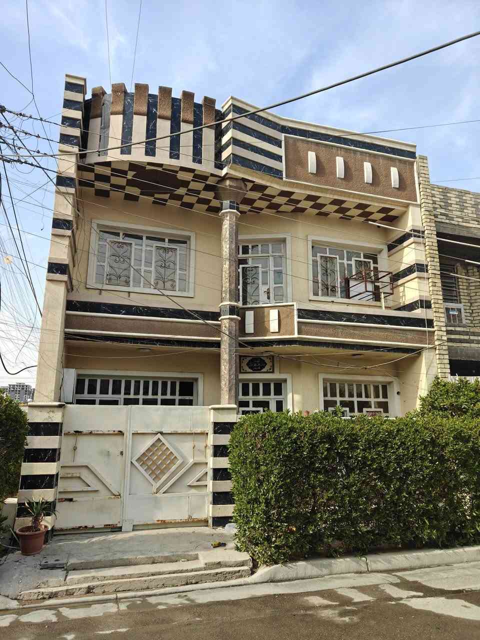 دار للبيع 75م واجهه 7 ونص نزال 10 ركن ع شارعين خلف التشجير حي الجهاد الشارقه مربع راقي جدا يحتوي الدار ع 2 نوم وصاله ومطبخ وخدمات عدد 2  للاستفسار عن السعر اتصل ع *********** شركه المستقبل
