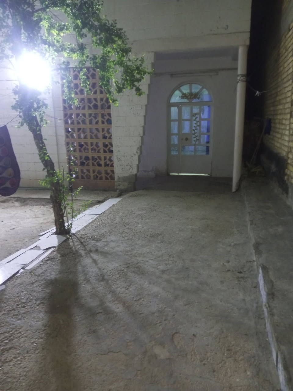 بيت للبيع دور السكك قرب روضة الزيتون 
المساحه 300 م
يحتوي على كراج سياره وحديقه صحيات خارجيه 
استقبال 8*4
مطبخ 5*4
ملحق صاله 3*2 ونص
صاله 5*4
غرفتين 4*3ونص 

+ مشتمل داخل البيت 
يحتوي على غرفه 6*4 وصحيات

 السعر 300 قابل للتفاوض 
غير متواجد عل فيس 
رقم الهاتف...***********
