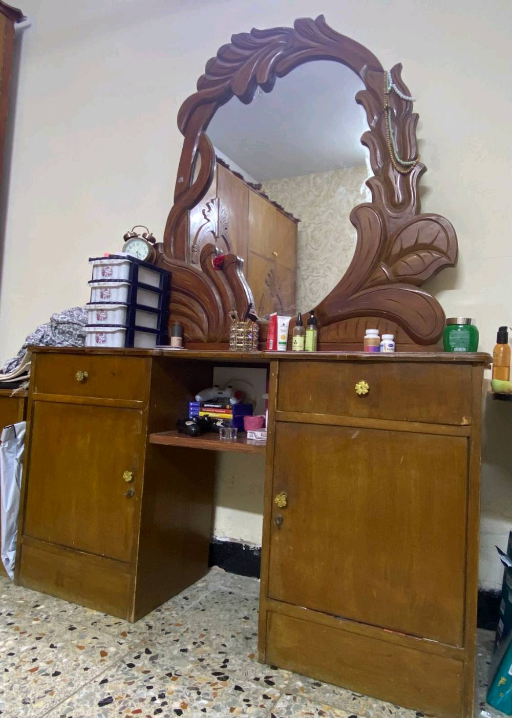 السلام عليكم
كنتور 6 أبواب و ميزتواليت و2 بوفيات وزاويه
السعر كلهم 350 وبيها محال
***********
ممكن تذكرلي موقعك بالعراق بالتفصيل: أي محافظة/منطقة بالضبط حتى نضيفها بالإعلان؟: 
بغداد سبع قصور
شنو نوع الخشب أو الموديل إذا تعرفه؟ وهل الطقم محلي لو مستورد؟: 
خشب صاج باب اول 
الحالة شلون؟ بيه خدوش/كسر/تفكك بالمفصلات أو الأقفال أو يحتاج تصليح؟: 
لا 
هل البيع كله سوا بس لو ممكن ينفصل كل قطعة وحدها؟ وإذا أكو بيع مفرد شكد سعر كل قطعة؟: 
اكو مفرد
السعر 350 ألف نهائي لو بيه مجال للتفاوض؟ وهل أكو توصيل لو الاستلام من المكان فقط؟: 
بي مجال
