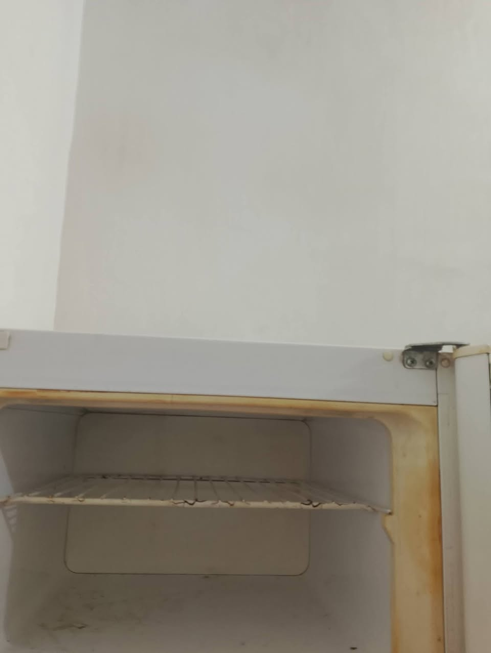 ثلاجه فستل للبيع سعر ٨٠ الف وبيها مجال شارع ابو سمير ***********
