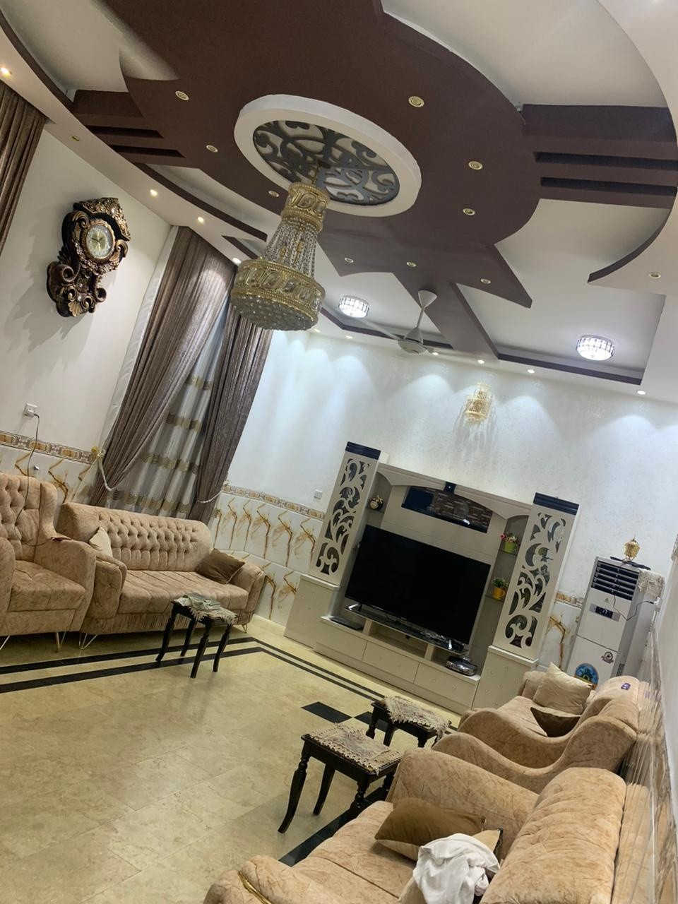 دار طابقين مسلح بناء حديث درجة اولى في التأميم حي الرياضيين قرب شارع النخيل وشارع 60 
المساحة / 300 متر طابو صرف
الوجه / 15 متر
البناء طابوق وسمنت للطابقين سنة 2020
يحتوي الدار على 6 غرف نوم
الطابق الاول يحتوي/
استقبال وصالة وغرفتين نوم ومطبخ حار وبارد ومجمع صحيات داخلية وخارجية ومناور وكراج وحديقة
والطابق الثاني يحتوي/
أربعة غرف نوم وصالة ومجمع صحيات
* ارضية الطابق الأول مرمر 
* ارضية الطابق الثاني بورسلين
* الواجهه تقطيع
* الدار جديد وجاهز للسكن 
السعر / 265 مليون قابل للتفاوض
للاستفسار 
مكتب ابو مصطفى للعقار في الرمادي حي المعلمين 
قرب فلكة الفرسان مقابل مصرف الخليج التجاري 
هاتف 
محمد  ***********
مثنى  ***********
يتوفر (واتساب) على نفس الارقام

