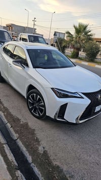 لكززUX300h اللون ابيض  اعلى مواصفات معروف  تدفئه تبريد كشانه  تدفئه ست...