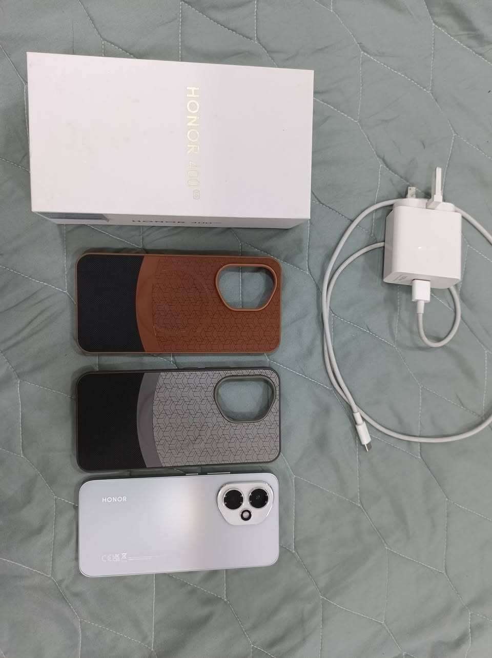 هونر 400 5G
12 - 512
الجهاز مستخدم وكلش نظيف شخط ما بي كامل ملحقاتة ويا كفرات 2 والكارتونة وشاحنتة الأصلية
السعر 400 ألف 
***********
