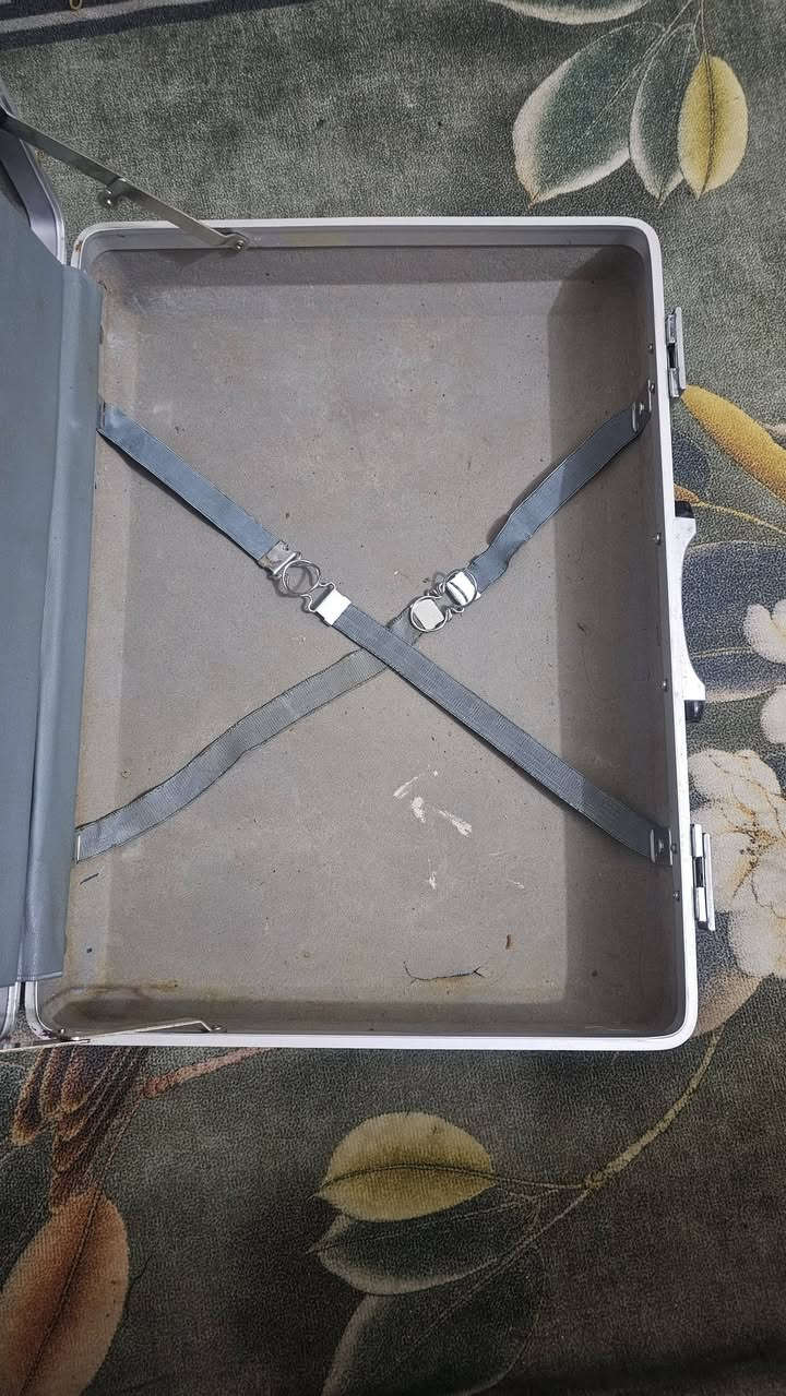 جنطه دبلوماسيه قديم بس نظيفه جدا قيم واخذه اعلى سعر يجي ابيعها


**إذا كنت صاحب هذا الإعلان وتريد حذفه لأي سبب، رجاءا أرسل رسالة إلى الدعم الفني**