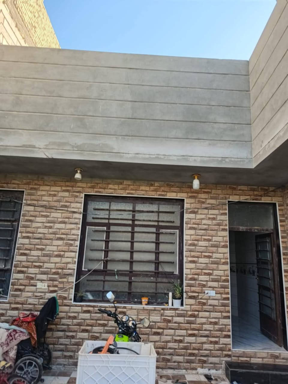 بيت للبيع في بابل نادر الثانية كراغول شارع الكبان مساحة ٢٠٠متر غرفتين نقص فقط السقوف رقم الموبايل ***********
