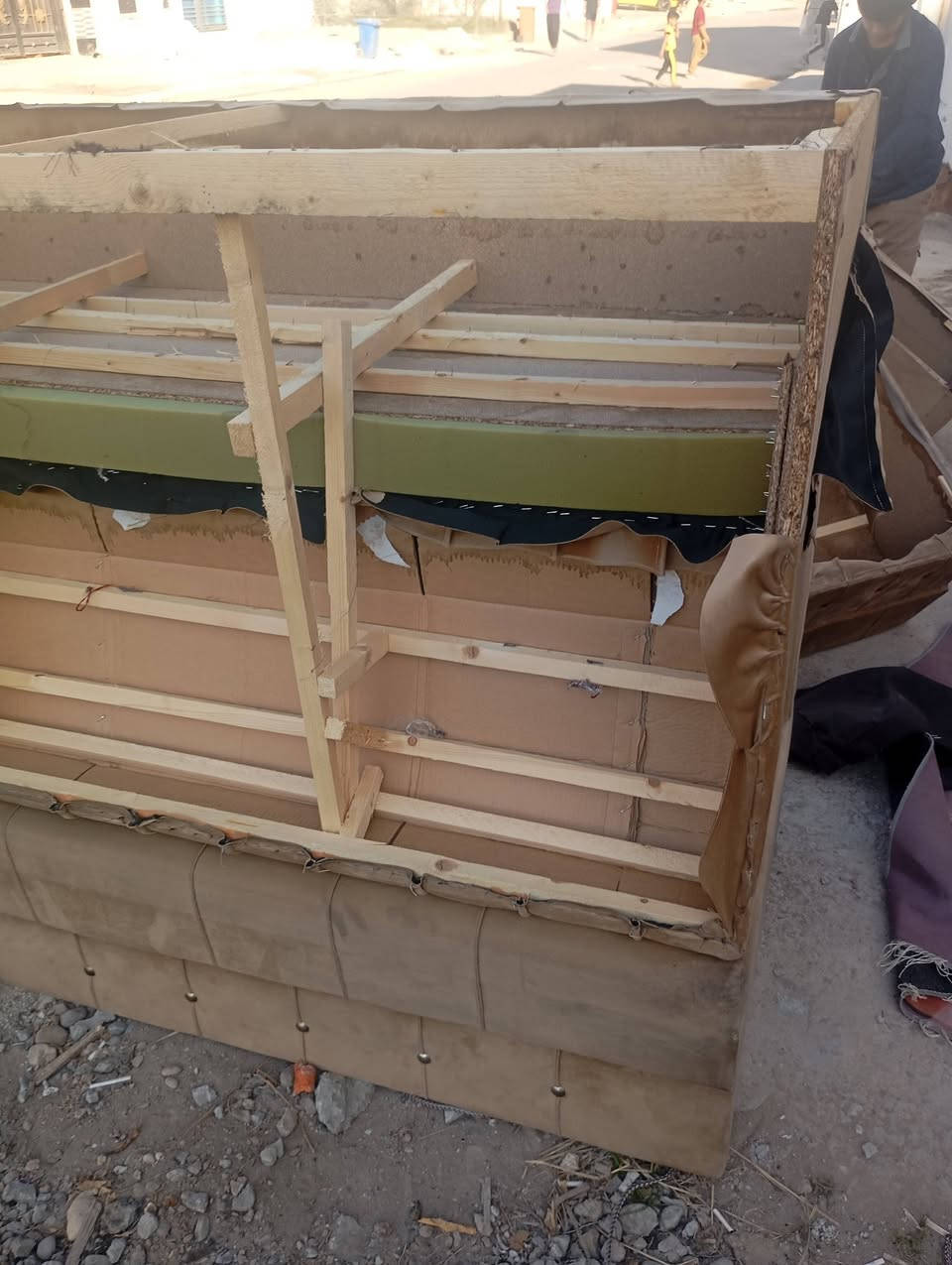 تصليح كافة القنفات المستعملة شغل درجة اولئ كافة القماشات والألوان التركية رئاسة شارع البرتقالة ***********واتساب
