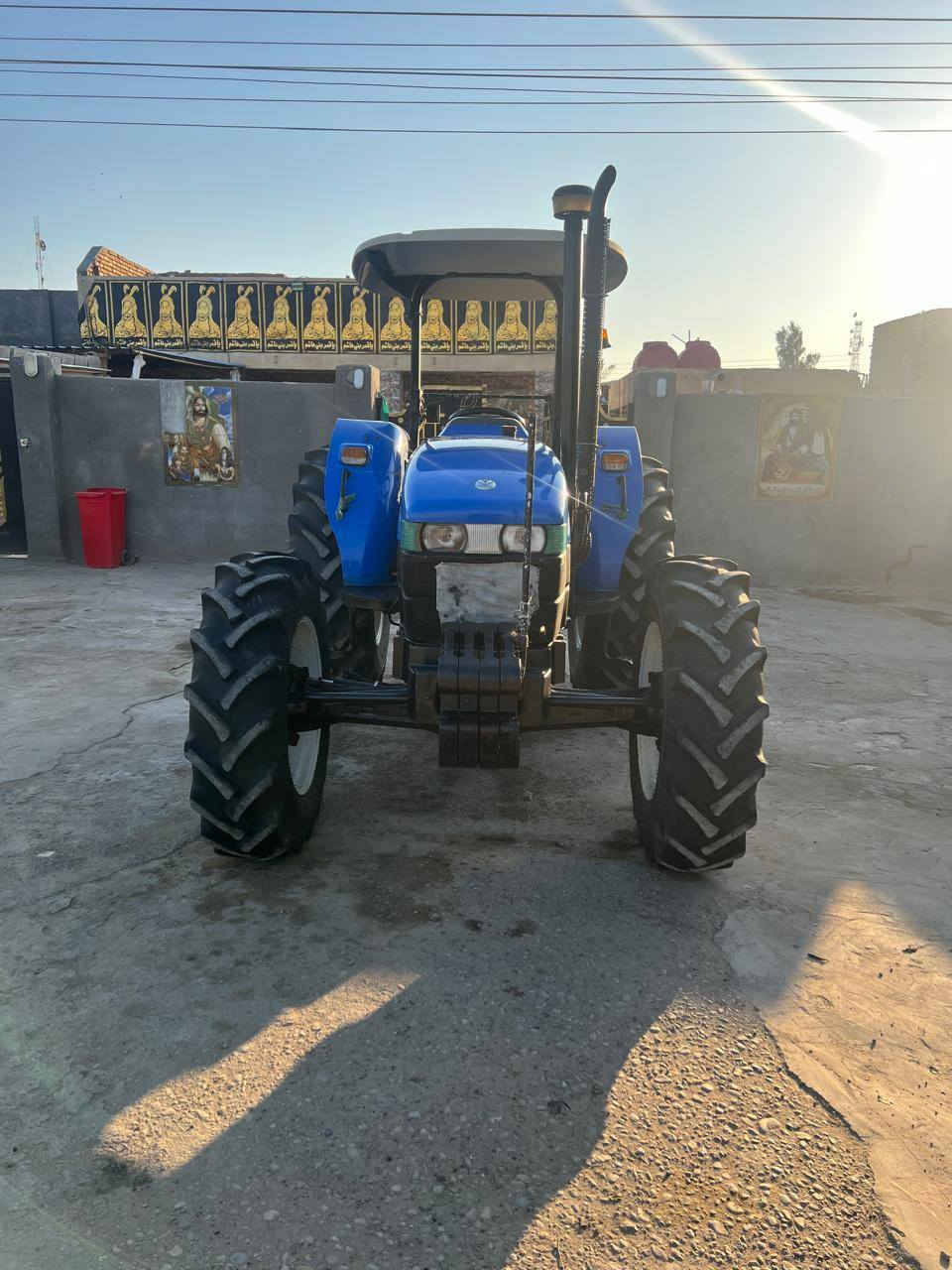 لبيع مكينه نيوهولند حجم ٨٠  موديل ٢٠١٤ مكينه جديده تخم تاير مكينه ما ناقصه شي كير وكسن شركه   مكينته لا تنقيص ولا تبخير سعر تصال على رقم ***********
