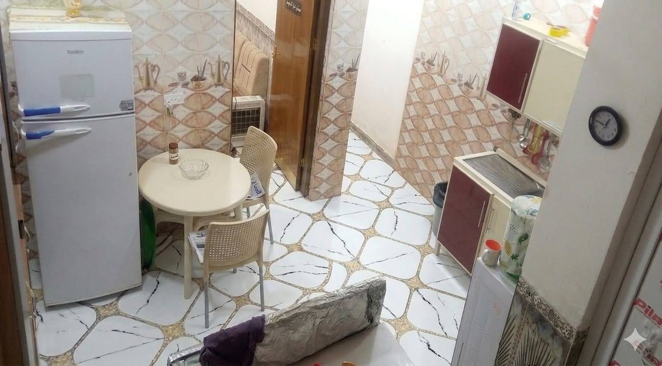 مشتمل طابقين بالسفحه الثانية شارع احمد الوائلي الطابق الاول يتكون على غرفه نوم استقبال وهول ومطبخ وحمام والطابق الثاني اثنين غرفه نوم وصاله وحمام الاخير استاره وبيتونه خدمات ماء كهرباء شارع سبيس سند بسمي غير مطلوب تفاصيل *********** بيع مستعجل
