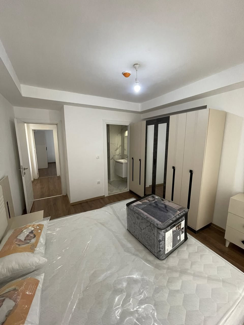 عرض للموثثة اول شهر يدفع نص ايجار والخدمات مجاناً 
والغير مؤثثة اول شهر الايجار مجاناً والخدمات مجاناً كذالك

شقة لللايجار إمباير بيرل 
المساحة : ٢+١ ١٢٧متر  الغرفتين سويت
الموقع : طابق ١٣ العمارة B1 شقة A5 
بدون اثاث  ٦٠٠ دولار مع الأثاث  ٨٥٠ دولار أو ٩٠٠ حسب الأثاث
للتواصل :
***********
