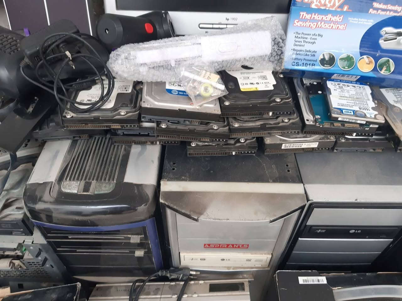 مجموعة حاسبات دسك توب مع مجموعة هاردات داته وساتا مع بوردات حاسبات مع شاشات  مع كارتات شاشة متنوعه مع ستلايتات جديدة غير مستخدمه مع سبيكرات حاسبة  مع بلورات هواء ابيع هل الموجود بيهن اليشتغل وبيهن الميشتغل وبيهن الي مفاحصهن اصلا ابيع شلع كلهن بيعه وحده الي يفيدنه يراسلني  ويدلل موجودات بالنجف  هاي صورهن 👇


**إذا كنت صاحب هذا الإعلان وتريد حذفه لأي سبب، رجاءا أرسل رسالة إلى الدعم الفني**