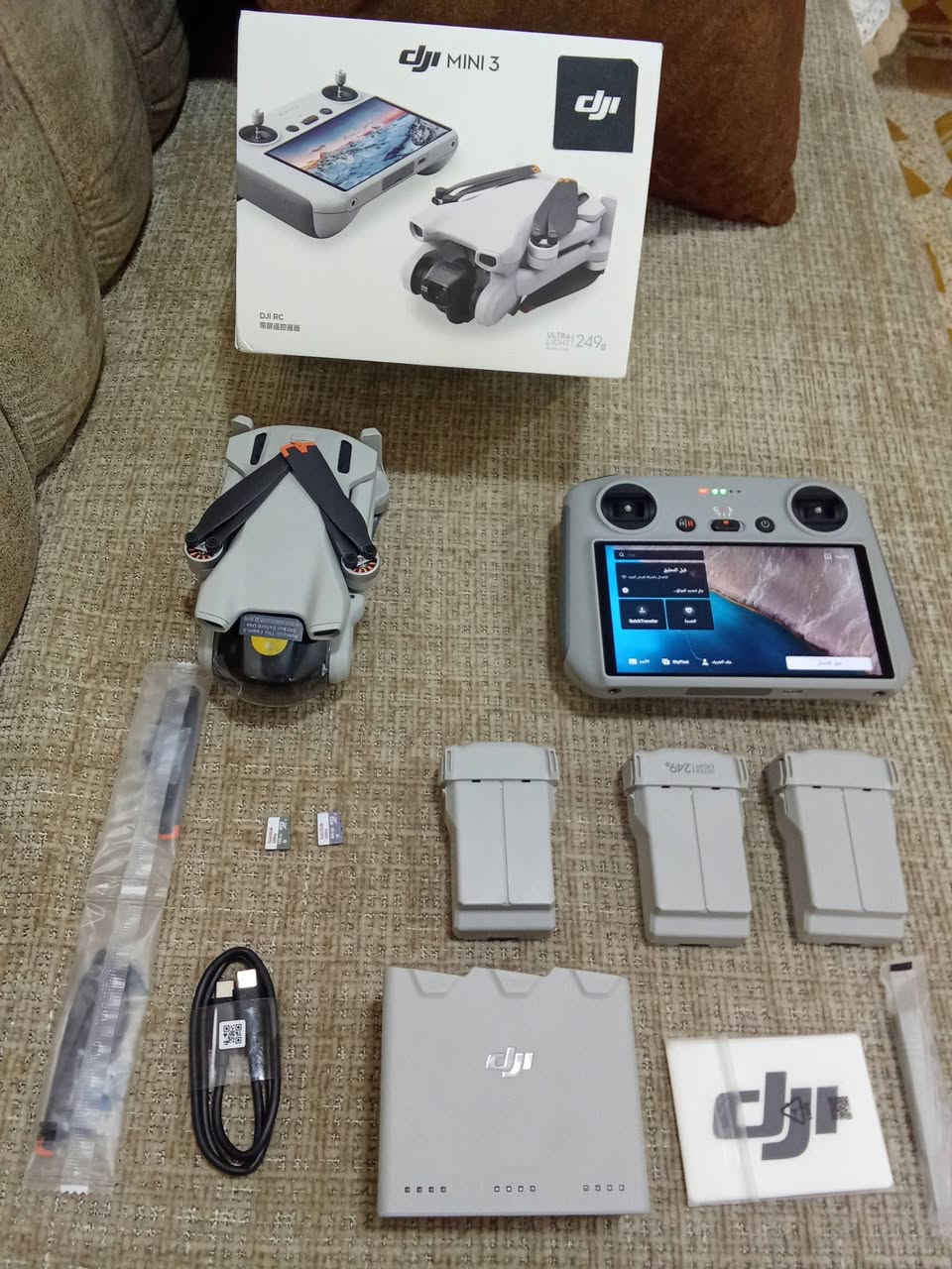 DJI Mini 3 combo (RC Smart Controller)
🔹 الموديل: DJI Mini 3

🔹 الوزن: أقل من 249 غرام

🔹 الريموت: DJI RC بشاشة مدمجة (ما يحتاج موبايل)

🔹 تصوير فيديو4kHDR

🔹 صور بدقة 48MP

🔹 جيمبل 3 محاور لتثبيت الصورة

🔹 مدة طيران تصل إلى 38 دقيقة للبطارية الواحدة

🔹 مدى إرسال الفيديو يصل إلى 10 كم+ (حسب المنطقة والقوانين)

🔹 يدعم التصوير العمودي للسوشيال ميديا

🔹 خاصية العودة التلقائية (Return to Home)RTH

🔹 إقلاع وهبوط تلقائي

🔹 يدعم GPS وتثبيت قوي بالجو

🔹 يدعم كارت ذاكرة microSD

📦 المحتويات:

درون DJI Mini 3

ريموت DJI RC بشاشة

3بطارية

شواحن وأسلاك أصلية 

تخم ريش زياده

ستيكراتdji

الكارتون الأصلي

✅ الحالة: جديد / فقط فتحته لعرض

💰 السعر: (12000000مليون و ميتين الف دينار)

📍 الموقع: (كركوك)

انتبه🔴ماعندي توصيل ابد ابد اذا تحولي كل فلوس ما ادز توصيل تجي تشوف و تاخذه وتحياتي
***********
