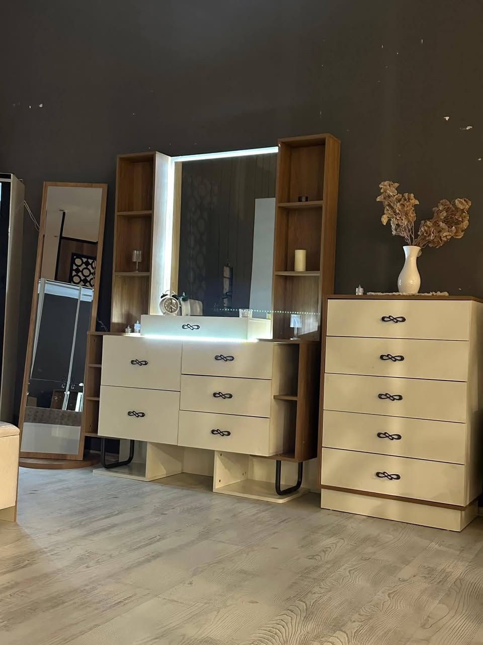 🌟 الفخامة التي تستحقها.. موديل "مارسيليا" وصل الآن! 🌟
تعلن جمعية التراث عن وصول التحفة الفنية الجديدة (موديل مارسيليا). غرف نوم تجمع بين المتانة الألمانية والتصميم العملاق لتجعل من غرفتك جناحاً ملكياً.

✨ لماذا تختار موديل مارسيليا؟
• الجودة الألمانية: أبواب مزودة بنرمادات هيدروليك من شركة Hettich الألمانية الأصلية 🇩🇪 لضمان سلاسة وهدوء تام.
• سعة تخزين ذكية: سرير بمخزن (جك هيدروليك) متين جداً، وشازلون إضافي مع مخزن وثلاث قطع متفرقة تصلح كـ "سيت استراحة" أنيق.
• لمسات عصرية: إنارة داخلية ذكية في الكنتور وميز التواليت لإضافة أجواء من الفخامة.
• قياسات عملاقة: كنتور بعرض 3.30م وارتفاع 2.40م، وميز تواليت واسع.

💰 عروض الأسعار والدفع:
نقدم لك خيارات مرنة تناسب ميزانيتك:
• السعر النقدي: 1,950,000 دينار فقط.
• نظام الأقساط المريح: بمجموع 2,750,000 دينار (بقسط شهري 
150 ألف دينار فقط!).

📍 العنوان: الرمادي - التأميم - القادسية الأولى - شارع النخيل - مقابل محطة النخيل.


**إذا كنت صاحب هذا الإعلان وتريد حذفه لأي سبب، رجاءا أرسل رسالة إلى الدعم الفني**