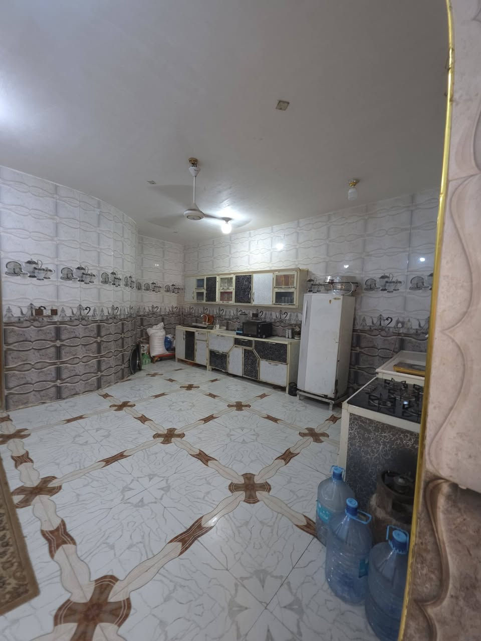 بيت للبيع زراعي مساحته 260 متر خلف المستشفى التركي يحتوي على غرفتين وصاله كبيره ودوانيه وصحيات داخليه وخارجيه ومناور اثنين وكافه الخدمات
***********
