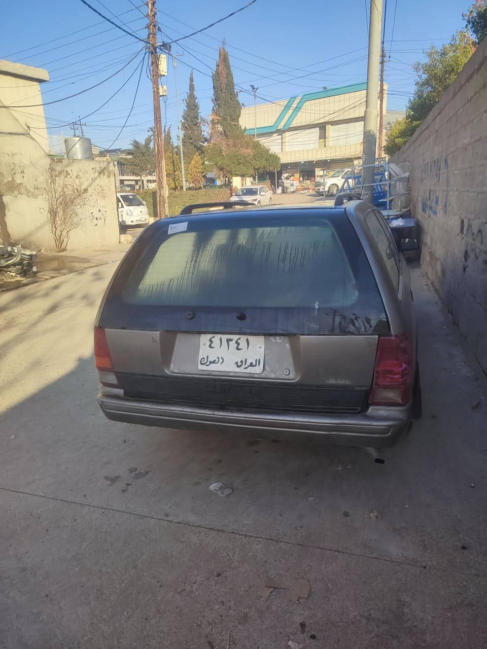 ئەو مازادەیە بۆ فرۆشتن سەیارەکە جاهیزە دوو وەرەقەی غرامەی لەسەرە بێ موشکیلەیە بەس کیر دووی غەرەکی دەکە سەیارەکە مالی فەقیرە سنەوی ئەسڵە بە ناو دەکری بەشەرت نرخەکەشی ٣٠  وەرقە و مجالەکی کەم
 ***********
