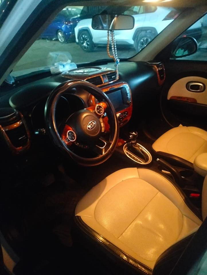 كيا صول 2018 ماشيه 58 حادث الباب وره الصدر نفسه مصلح بدون تبديل وبارد كد شبر الچاملغ الامامي اليمنه فقط مواصفات شاشه تحكم ستيرن صاج كشنات جلد لونين  للاستفسار *********** غير متواجد ع الفيس السعر 125 وبيهه مجال
