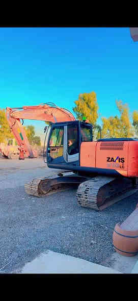 حفارة هيتاشي حجم 210
موديل 2008
بدون صبغ او تبديل 
رقم  شمالي ***********
