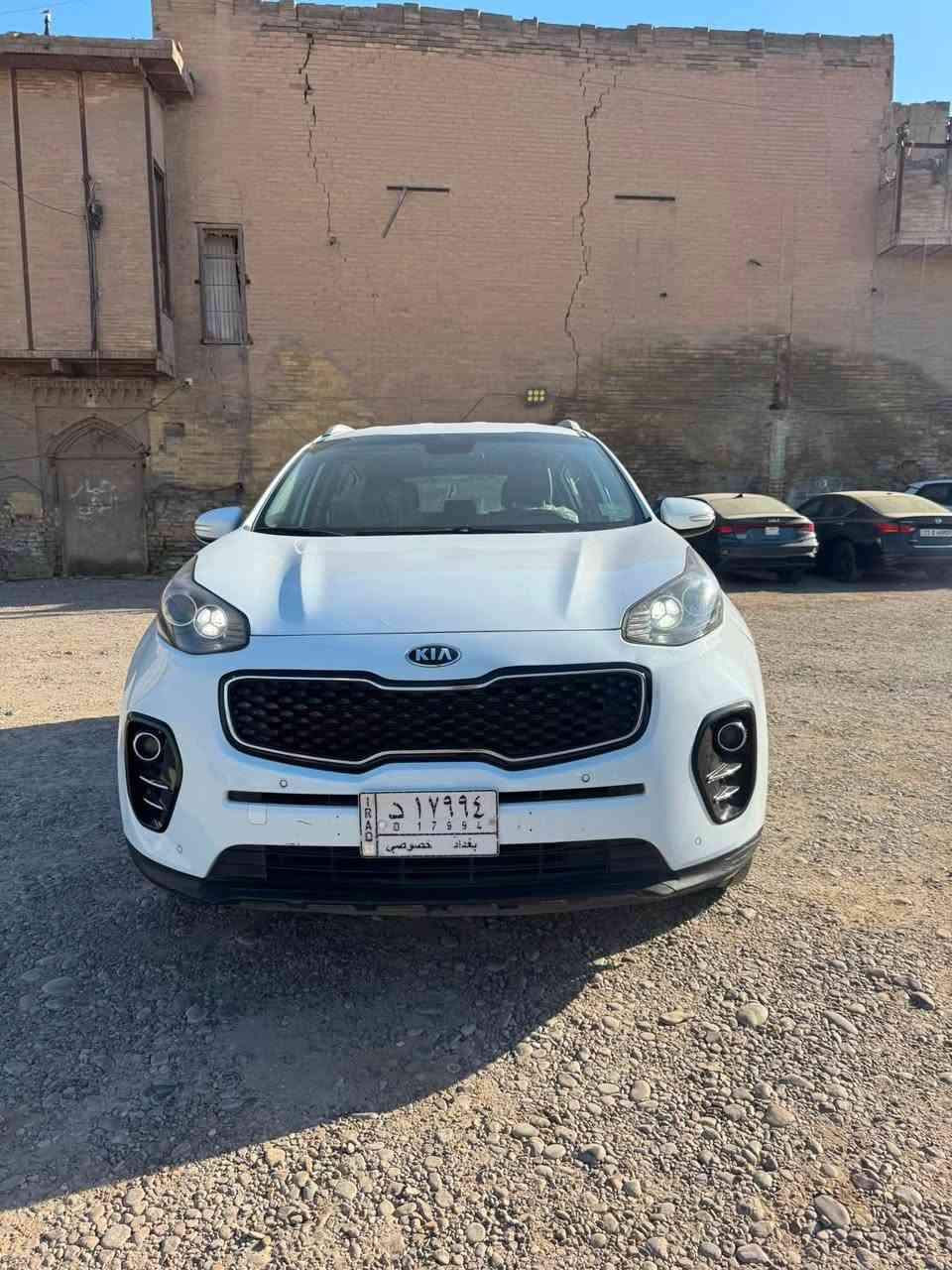 السلام عليكم 
سبورتج ٢٠١٧ فول مواصفات للاخير عدا البنوراما و الكشنات مخمل
رقم بغداد
ماشية 88 الف كم حقيقي
بصمة وتبريد بيانو 
تبريد قطعتين 
نظام صوت JBL
صندوك كهرباء سايد بريك دكمة 
اشاير بالمري و المري شفط
‏LED امامي و خلفي 
شاحن لاسلكي وشاشة و كامرة دوارة
حساسات امامي خلف 
كشن كهرباء السايق والراكب
محرك 2000 

سيارة جديدة و كاملة 
السعر 17,900 $

*********** واتساب موجود
