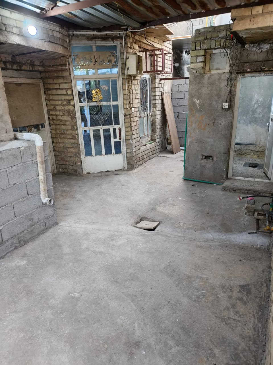 السلام عليكم  بيت للبيع مساحه ٨٠ م مربع غرفه واستقبال ومطبخ حي سفير قرب الشهداء سعر ٤٥ للإستفسار ***********
