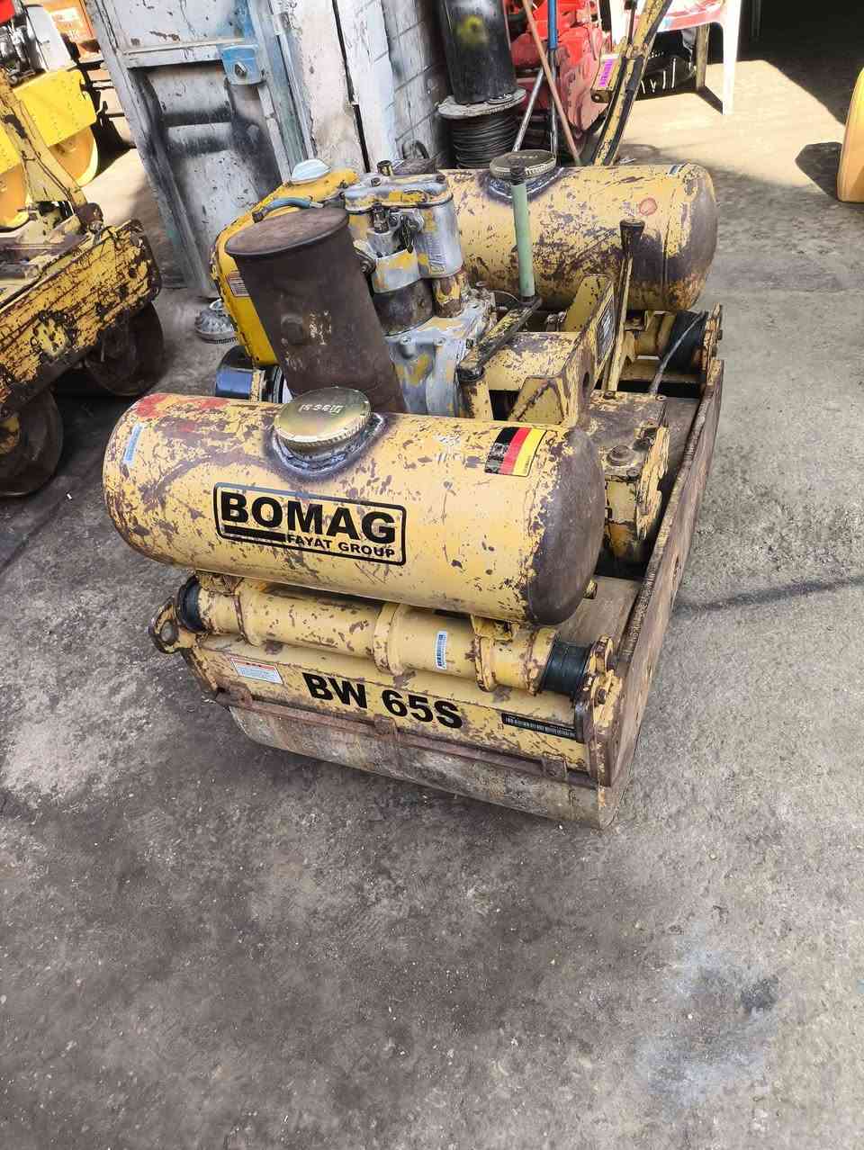 حادلة بوماك يدويه ثلاثة ارباع الطن جاهزة من كلشي كير وماطور جديد هزاز شغال للاستفسار الاتصال ***********
