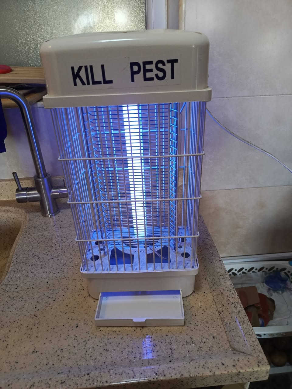 قاتل حشرات 
السعر ١٠ الف 
المكان مجمع الشعب السكني 
***********
