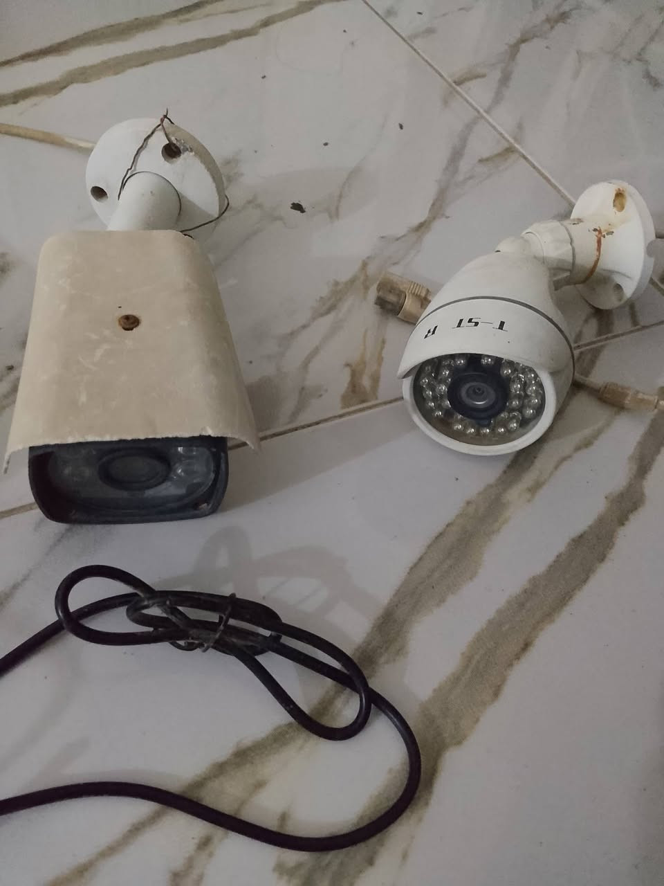 سلام عليكم جهاز وكاميرات  كامله للبيع بس كاميرات مايشتغلن اليريدهن بالخدمه
***********
