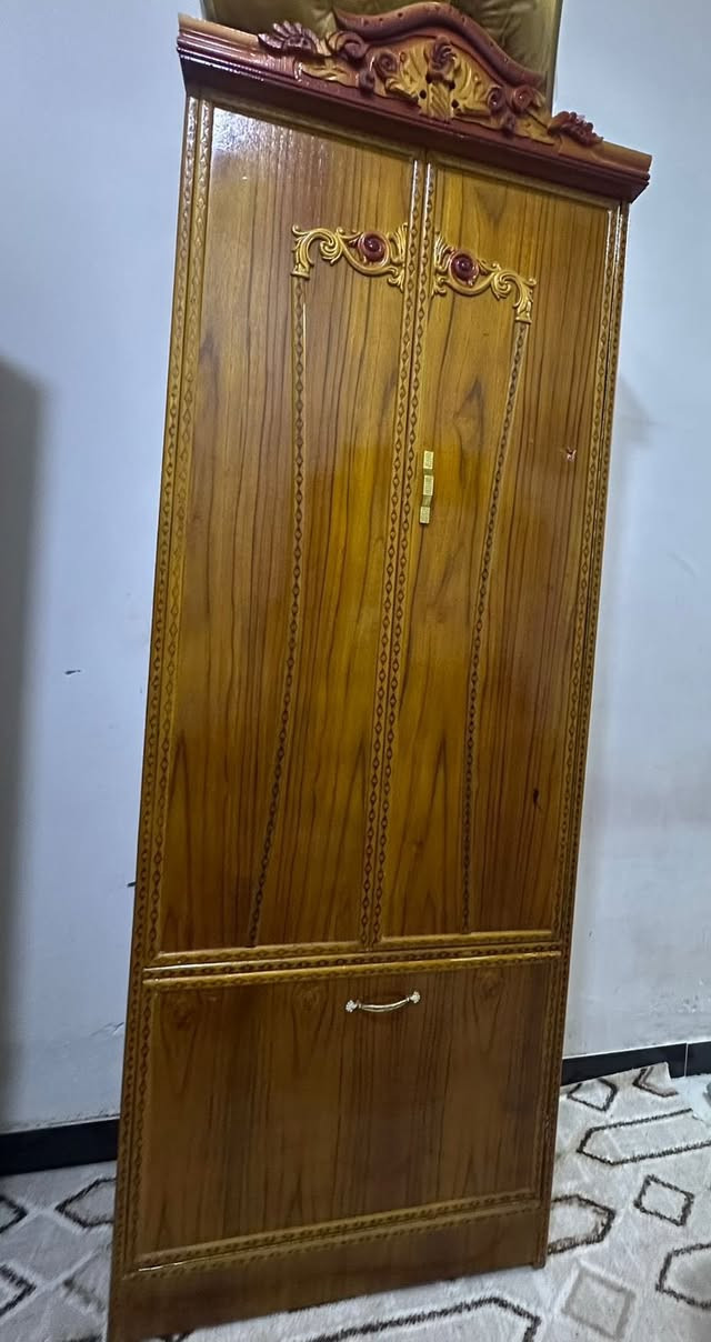 غرفه بدون كنتور جديده شغل عراقي ما ناقصها شي كلش حلوه ونضيفه السعر 250  مكاني الشعب سوق 4االاف
***********
