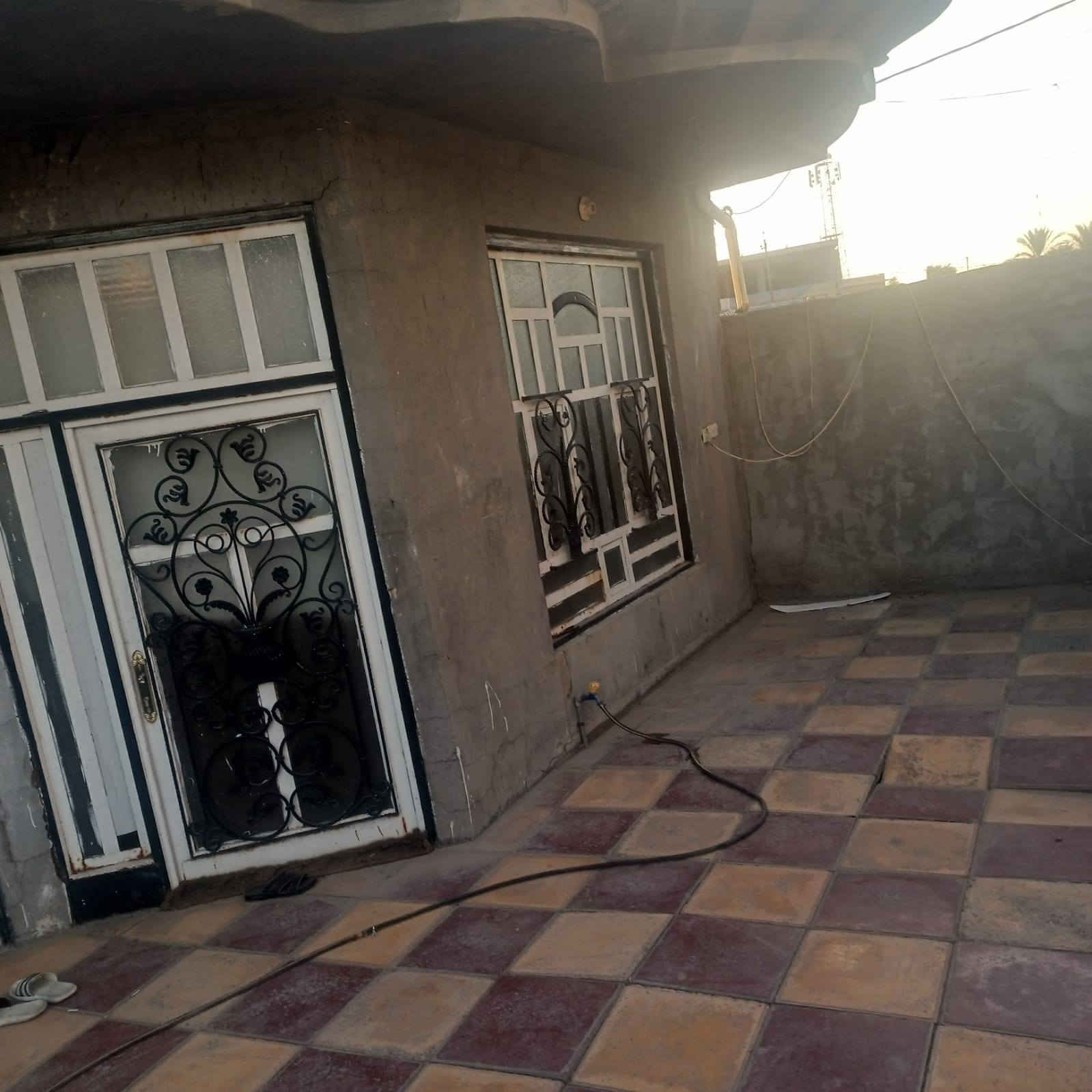 سلام عليكم بسببب الوعود الكاذبه 
قطعة ارض تجاريه على طريق حله بغداد القديم 
مساحه القطعه هيه والبيت ٤٠٠ ميت متر وجهيه ١٦ نزال ٢٥ 
سند ٢٥ 
الا ستفسار والسعر ***********
