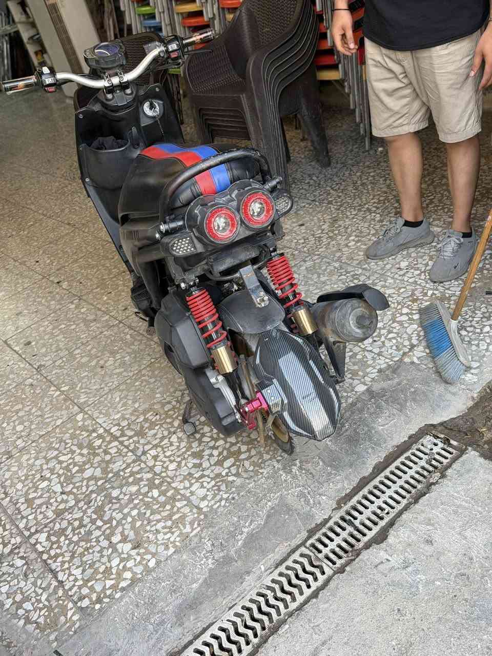 سكنس جبلي حديث رمبه صاله شهر من نازله كفاله عامه المكان العبيدي سعر مليون و٤٥٠. وبيع مجال قليل البايعه شرايه رجان لمو شراي لا يخابر ***********
