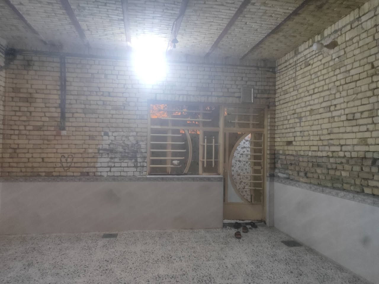 مساحة البيت 200م
ارتفاع البناء 3متر وربع 
البيت كله كاشي 
بناء نهاية 2018
البيت متكون من 
الطابق الاول 
2غرف 5×4
صاله 8×4
حمام داخلي 2×ونص
مطبخ حار 2×ونص
مطبخ بارد 6×4
استقبال 7×4
ساحه. سيراميك 
وحديقه 2×2 
الطابق الثاني 
غرفتين هيكل هم5×4معكودات
مكان البيت ميسان القادسيه خلف المدارس
بيت نضيف كلش [ سعرا 115 ] وقابل لتفاوض.شي قليل
*********** واتساب
