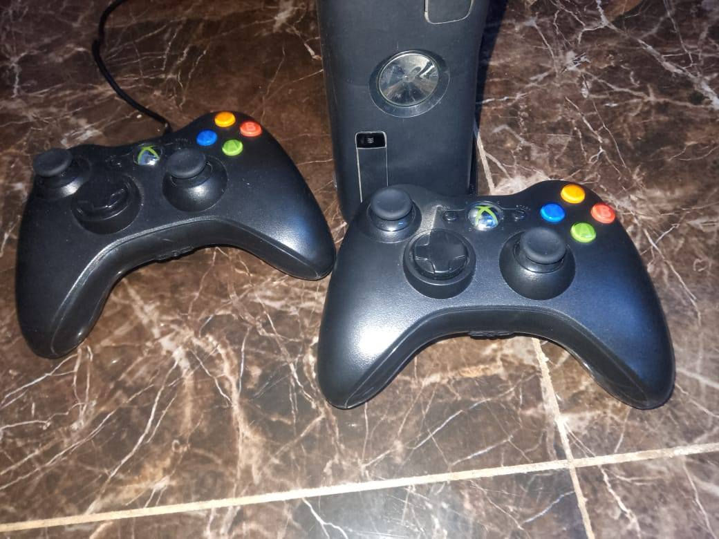 السلام عليكم بلي البيع اكس بوكس360 جهاز شغال نضيف بي 62العبه معاجميع الملحقات 2جوستك اصلي واير محوله او هارد 256  التصال ***********
