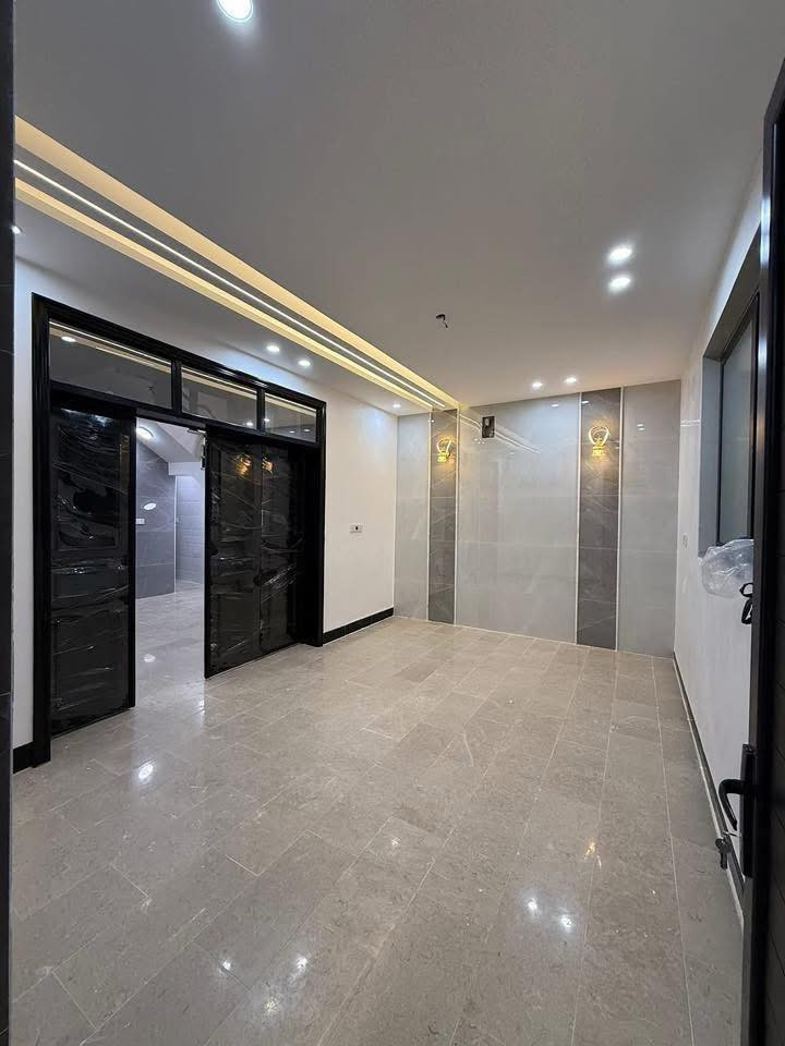 بيت في حي السلام 100مربعه و ركن 

موقع مميز جداً و تفاصيل البناء روعه

تحتوي على 4غرف نوم  

الطابق الاول يحتوي على : صاله مفتوحه على الاستقبال و مطبخ و غرفه نوم و اثنان مجمعات صحيه في الداخل والخارج

الطابق الثاني يحتوي على 3غرف نوم و صاله و مجمع صحي 

للاستفسار اكثر التواصل على الارقام الموجوده يتوفر وتساب 

0780 789 4484
