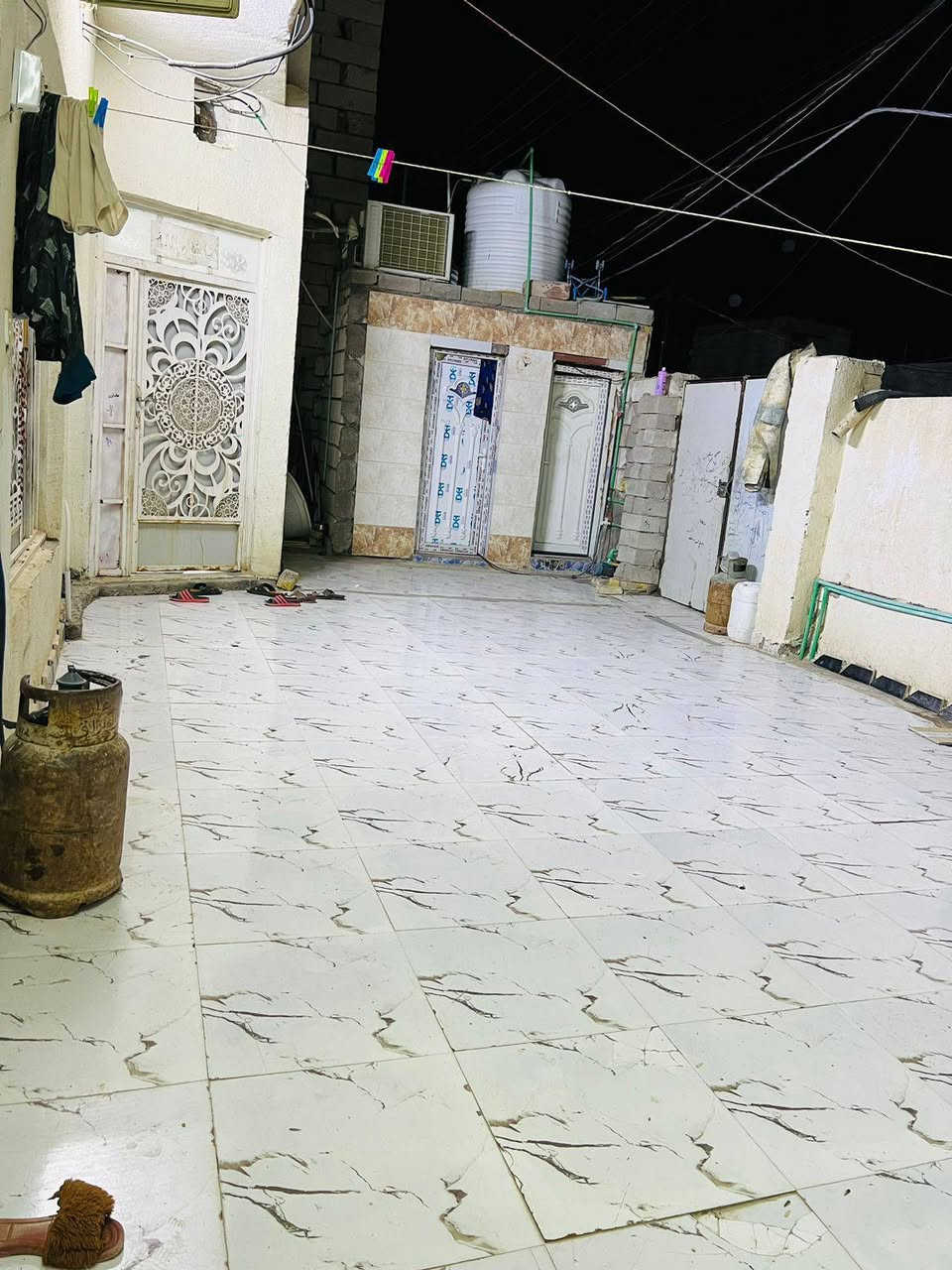 دار طابو زراعي في محلة البطاط 200م بناء حديث عالي عن الشارع متر رباطات ثرمستون عدد الغرفتين 2الطابق الارضي واستقبال10م وصاله وهول وصحيات داخليه وخارجيه /2غرفتين وصاله الطابق الثاني السعر80مليون للاستفسا***********/واتساب
