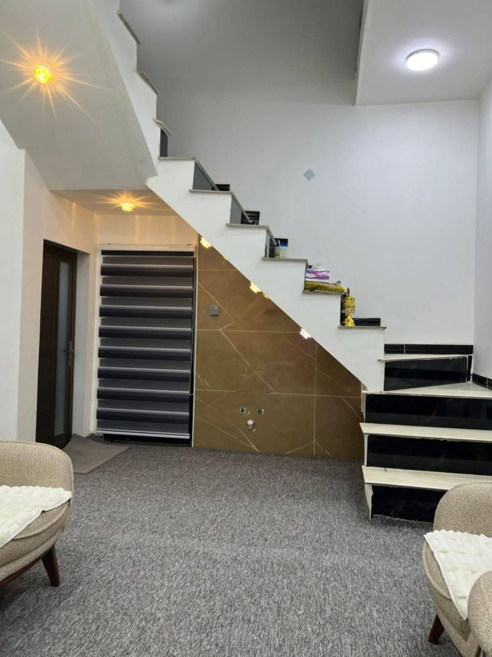 للبيع بيت زراعي
تفاصيل البيت ناصريه قرب جامعة ذي قار  الصخين على الحولي (زراعي)
بناء طابوك +صب كونكريت سقف + رباط ارضي  
غرفه 1 نضام سويت +غرفه 2 نضام منور + صاله + حمامات داخليه + خارجيه+منور + مطبخ + استقبال 
المساحه 150 متر + الجداري كله لوح + الارضي بورسلين بيبان وشبابك تفصال تأسيس ماي مجاري سمارت بيت كلش مرتب ومتعوب علي كافة الخدمات متوفره 
بوري الماي بلباب المدارس مسافة دقيقتين ثاني بيت ع الحولي شارعه مفروش سبيس (البيت بي وصل تطويب من البلديه )
البيت كامل مكمل وبسعر مناسب جدا.
***********
