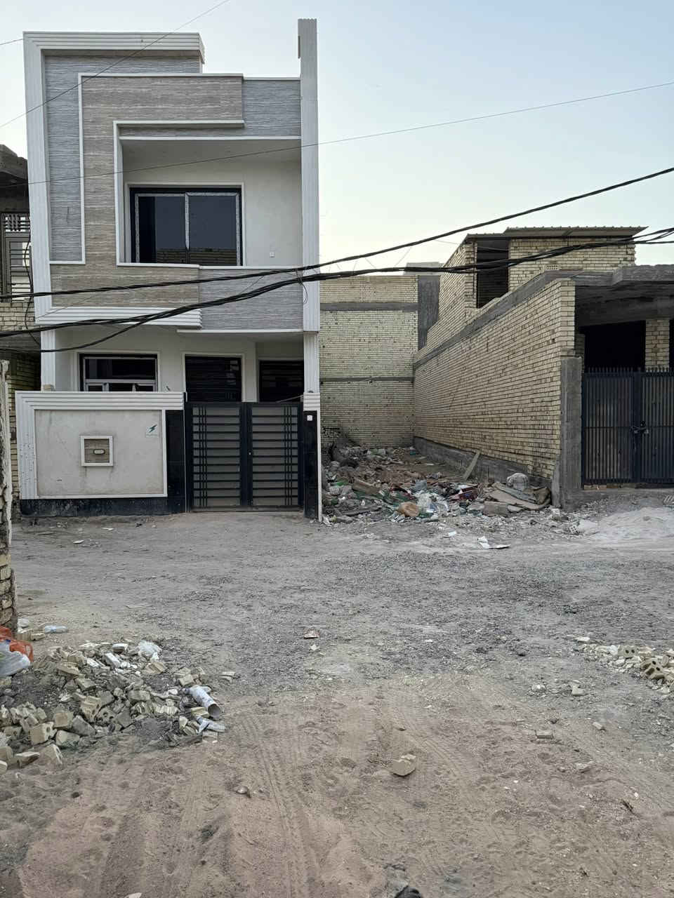 السلام عليكم قطعه ارض للبيع في منطقه الدوانم قرب السيطره تبعد عن السيطره 200 متر مساحه الارض 90 متر واجه 4.5 نزال 20 سند 25 قرار محكمه استفسار وات ساب ***********
