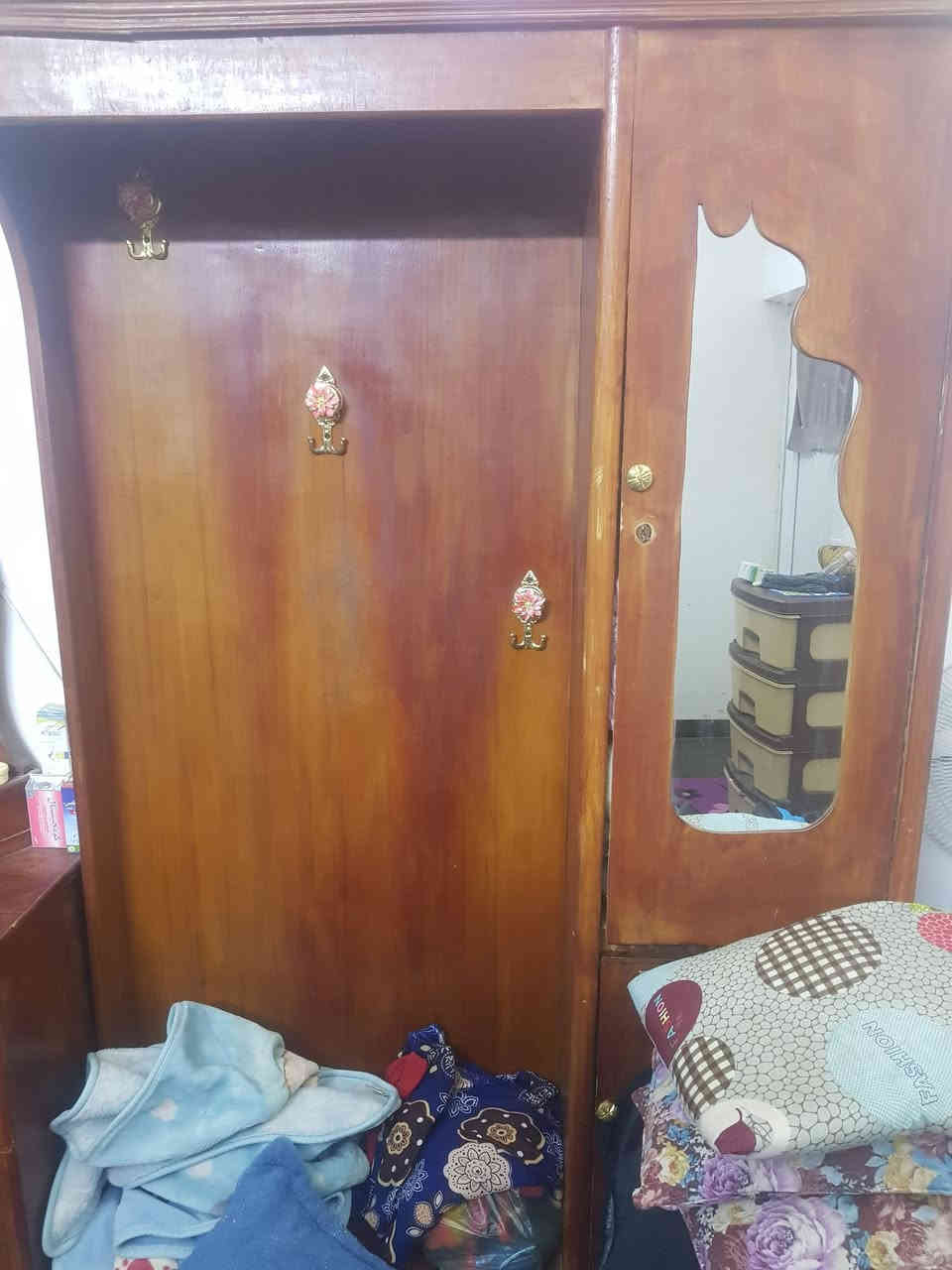 السلام عليكم غرفة نوم كامله للبيع + دوشك ماله
السعر ٣٥٠
الاتصال *********** 
المكان حي رمضان
