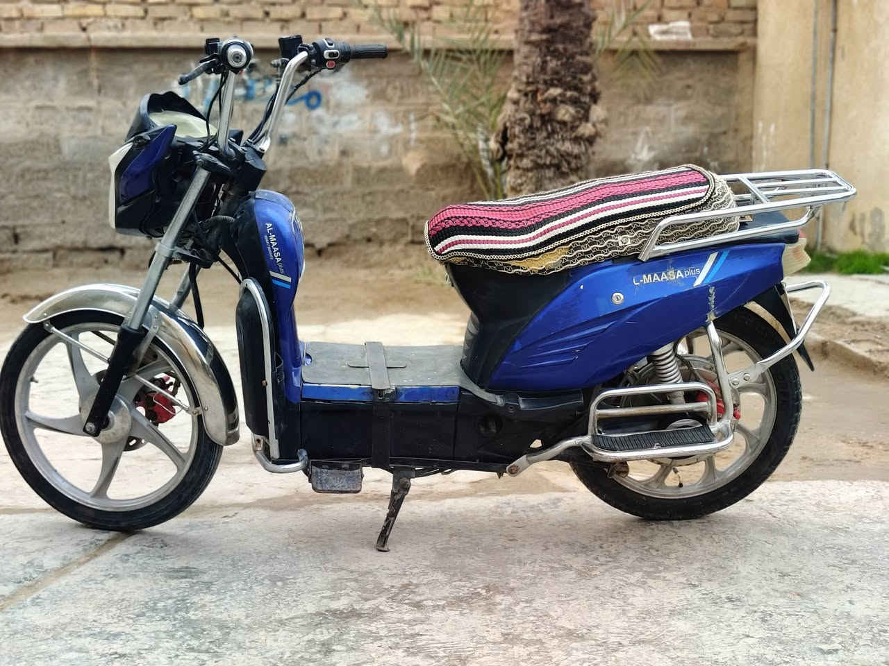 موطور هارلي للبيع 
• الموطور شغّال.

• البطاريات تعبانه (يحتاج تبديل). تكدر اتبدله بطاريات مستخدمه ب 50 الف . يصير يوديك وين ماتريد 

• ملاحظه / بريك الخلفي غير شغال.

• بريك الأمامي شغال✔ 

✨ المواصفات:

✔ بصمة تشغيل

✔ مانع سرقة

✔ سويجين

✔ هورن

💰 السعر: 200 ألف .ابيعلك بسعر كشر .

📍 المكان: الگرمة
تواصل واتس اب:
***********
