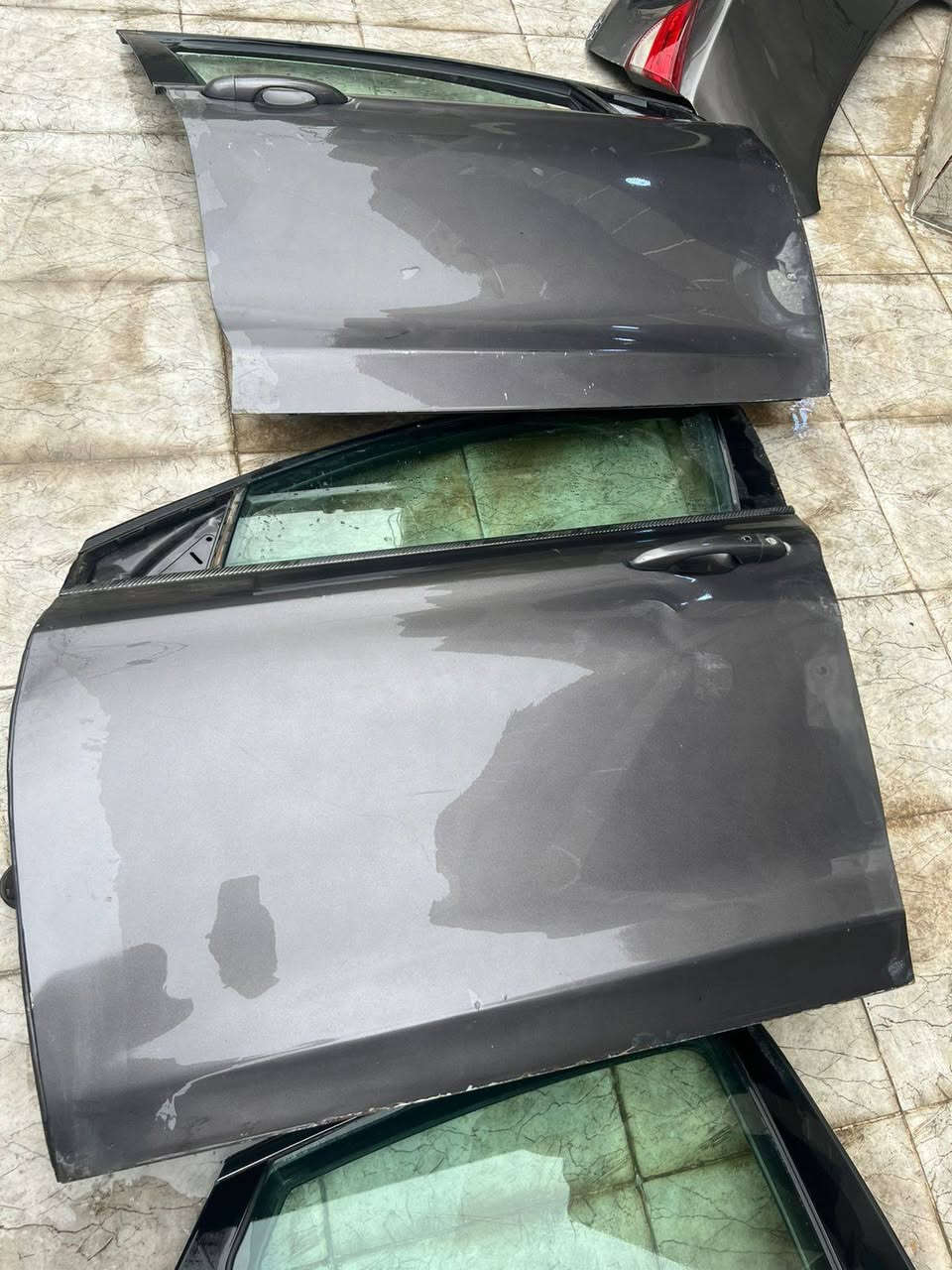 سلام عليكم اربع أبواب مع صندوق لون فيلي c200 كاملات موديل ١٧ مصبوغات للبيع سعرهن ٢٥٠ الف بغداد حي الجهاد ***********
