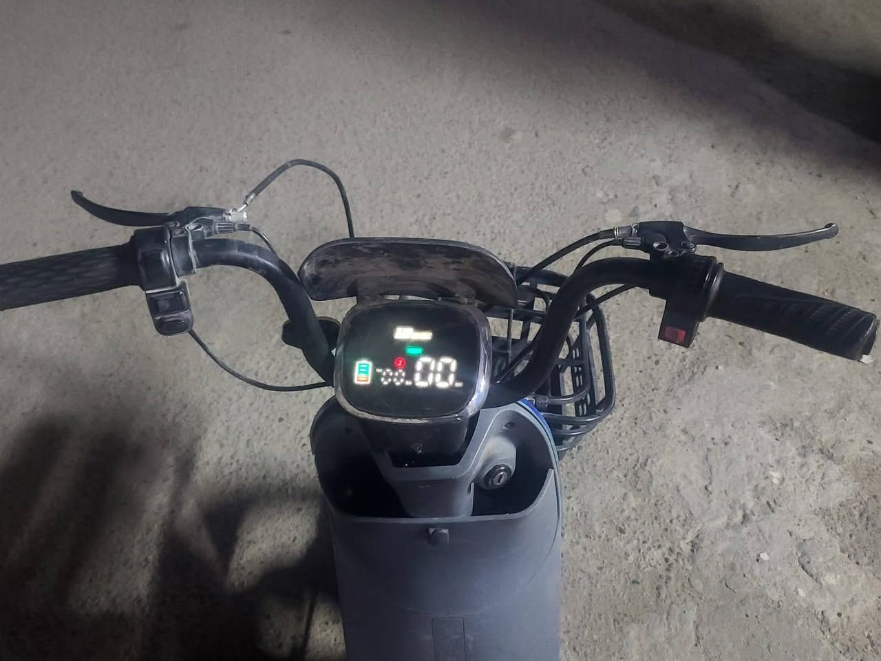 دراجة شحن حجم اربعطش موديل ٢٠٢٤ دراجة نضيفة سرعتة ٦٠ حقيقي بطاريات مديل ٢٠٢٥ ملفبلادي عقل بلادي السعر ٢٥٠ وبية مجال للتواصل ***********
