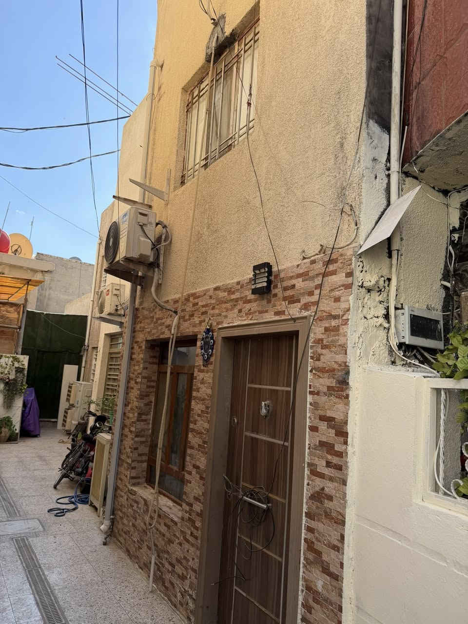 السلام عليكم
مشتمل للبيع داخل قيصريه عرض القيصريه 8 متر 
موقع المشتمل الاعظميه شارع الضباط هيبت خاتون خلف المتسوق ماركت مباشره اول شارع بعد شارع الضباط مساحه سند 48 واقع حال 52 متر يحتوي على صاله مطبخ حمام منور ارضي 2 نوم 
اضافه الى كاونتر كامل مع سبالت واحد طن عدد 4 
للتواصل ***********

