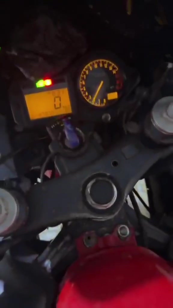 يالله سلام عليكم 

للبيع HOONDA F4i
مكينه 600cc
الدراجه بيها اكزوز سستم كامل منشركه maeev

الدراجه طالعه من كلشي وكلاشي 
طبعن المالك الثاني منبعد راعيها الاصلي اني 

مكمركه وكامله بس باقيه علتسجيل وتستلم لوحات الدراجه تخمً تايرات جدد بلكات عليها ريسنك ونوزلات مسويلها ادامه كامله الدراجه بس هسه طلع بيها صوت بدايه بكن بس خانه وحده دايسه بيهاتشتغل وتمشي عادي طبييعي حماوتها ثابته ٩٥ 
اول ثاني ثالث اشلع اشلع بس افلوس ماعندي واسويها 

واسف عل اطاله 
وسعرها ابفلس ونص 

رقمي لليريد تفاصيل اكثر ***********
