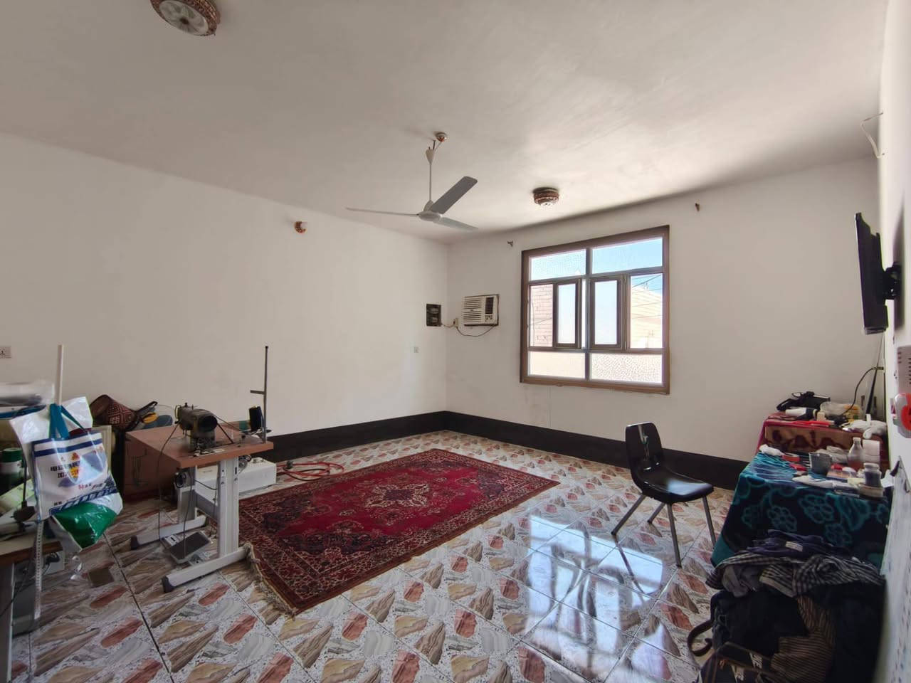 السلام عليكم
بيت معروض للبيع شارع احمد الوائلي- فرع الحداد - فرع العاشر
100متر طابقين 
الواجهية 10*10
البيت يحتوي على مطبخ واستقبال وصالة و4 غرف مع الصحيات قريب عن الامام الحسين 
للتواصل الاستفسار على الرقم الموجود ***********
