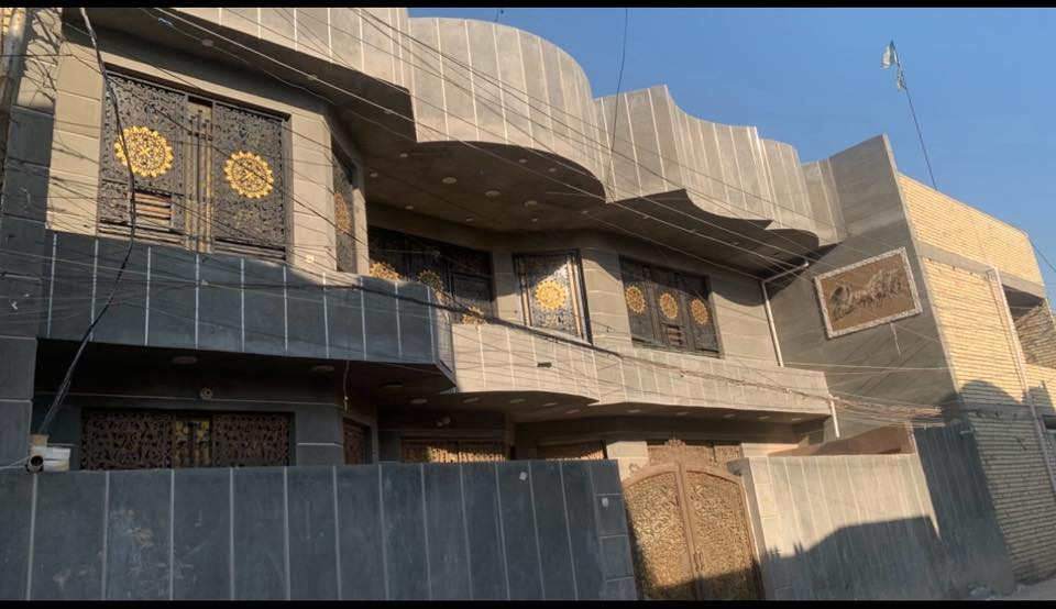 السلام عليكم بيت للبيع المساحة 200م البيت سنجيل على شارع وفرع في الدوانم شارع ابو الاحرار يتكون من 4غرف واستقبال ومطبخ وثلاث حمامات والغرف اسويتات +منضومة كاميرات وخدمات كاملة من ماء ومجاري وكهرباء للاستفسار المراسلة او الاتصال ***********
