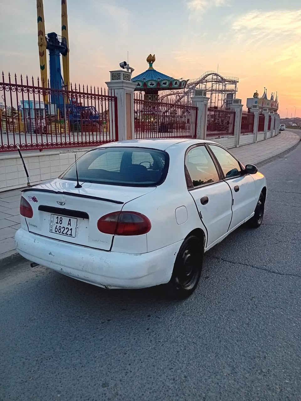 السلام عليكم للبيع دايو لانوس موديل 2000
وارد خليجي 
رقم بابل انكليزي 
محرك 1500 مفتوح 
كير عادي 
السيارة مصبوغة عام بدون حادث 
ومحرك بي دخان من القبق فقط لان صار هواية ممبدل دهن 
عارضها ب28 ورقة وبيها مجال 
مكاني بغداد حي الجامعة 
للاتصال ***********
